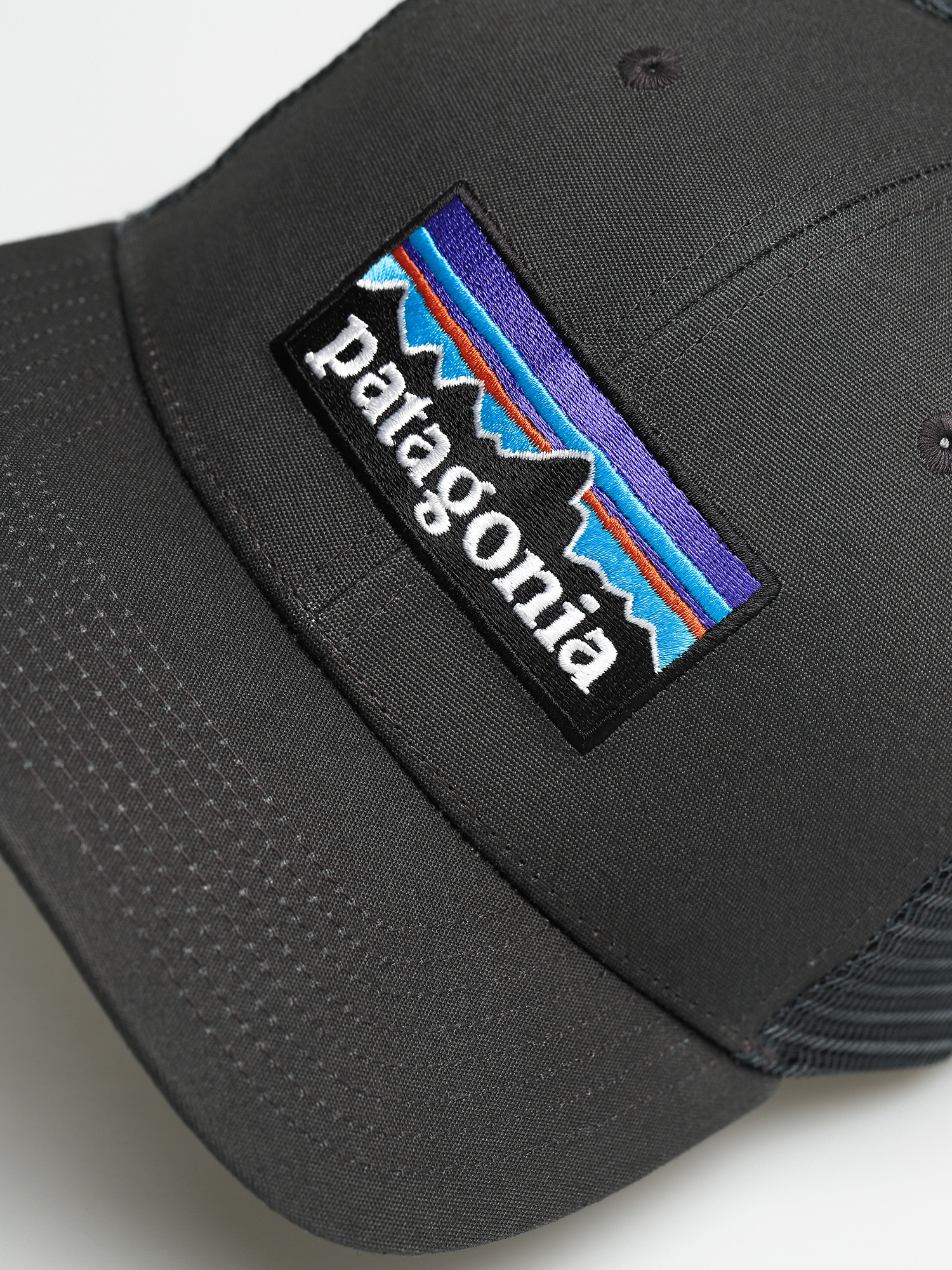 Шапка с козирка Patagonia P6 Logo Trucker ZD (forge grey)