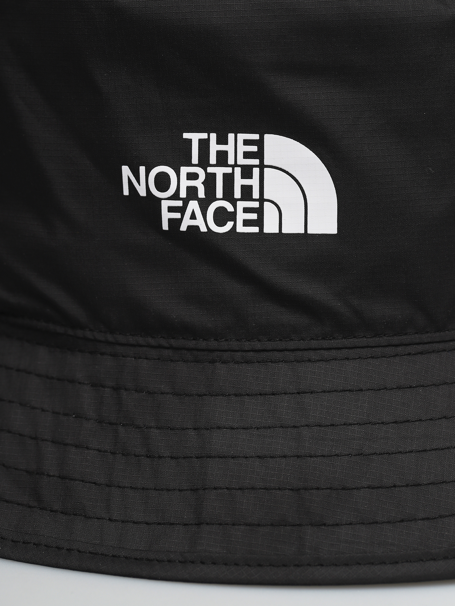 The North Face Шапка с периферия Sun Stash (tnf black/tnf white)