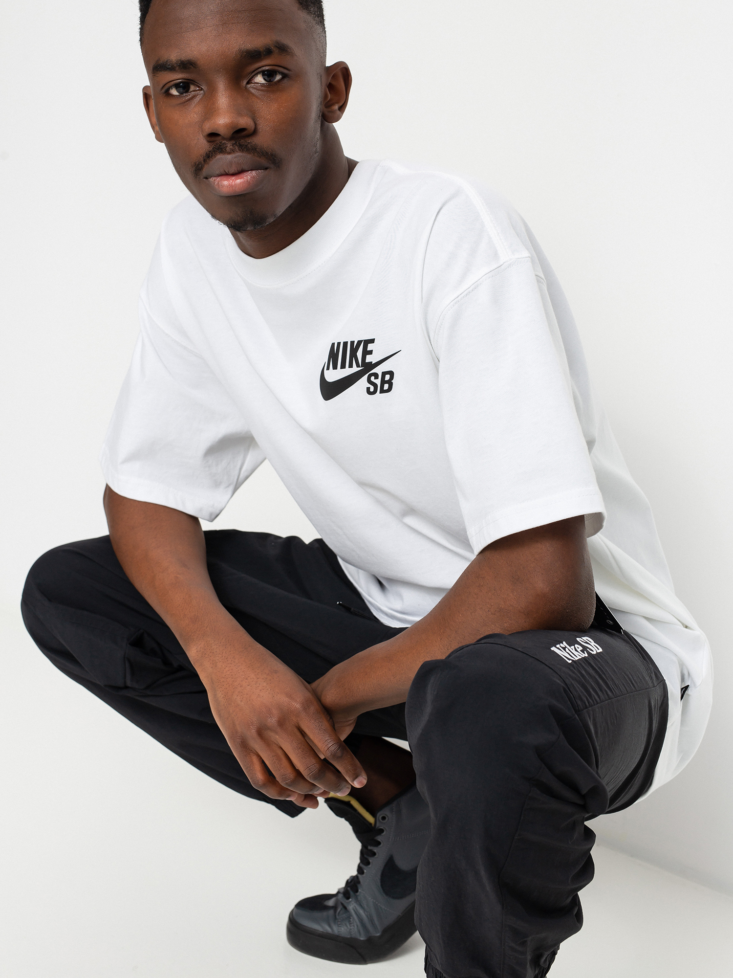 Тениска Nike SB Left Chest Script (white/black)