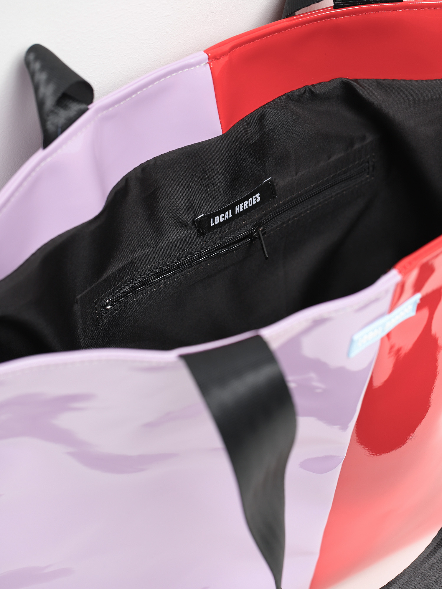 Дамска чанта Local Heroes Hot Tote Bag Wmn (red/violet)