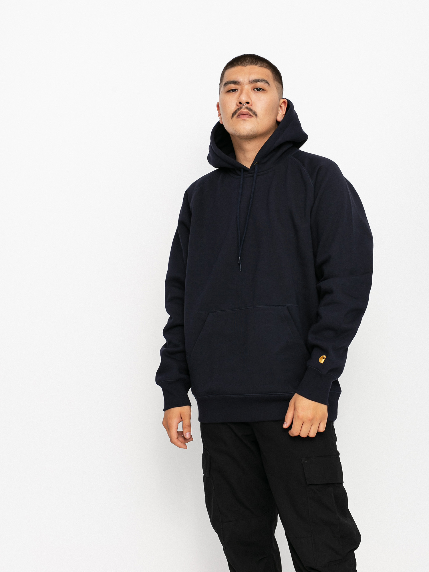 Суитшърт с качулка Carhartt WIP Chase HD (dark navy/gold)