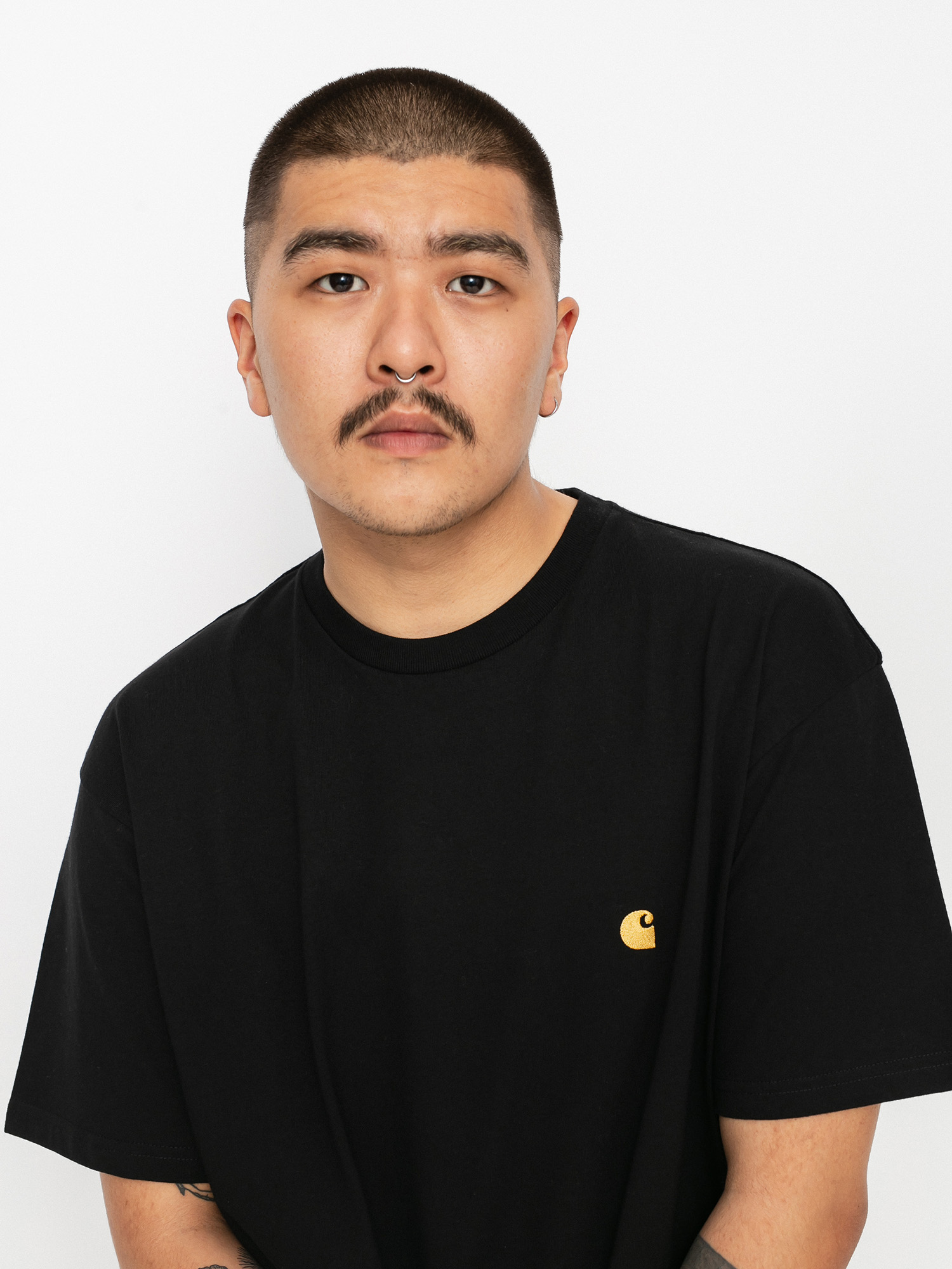 Тениска Carhartt WIP Chase (black/gold)