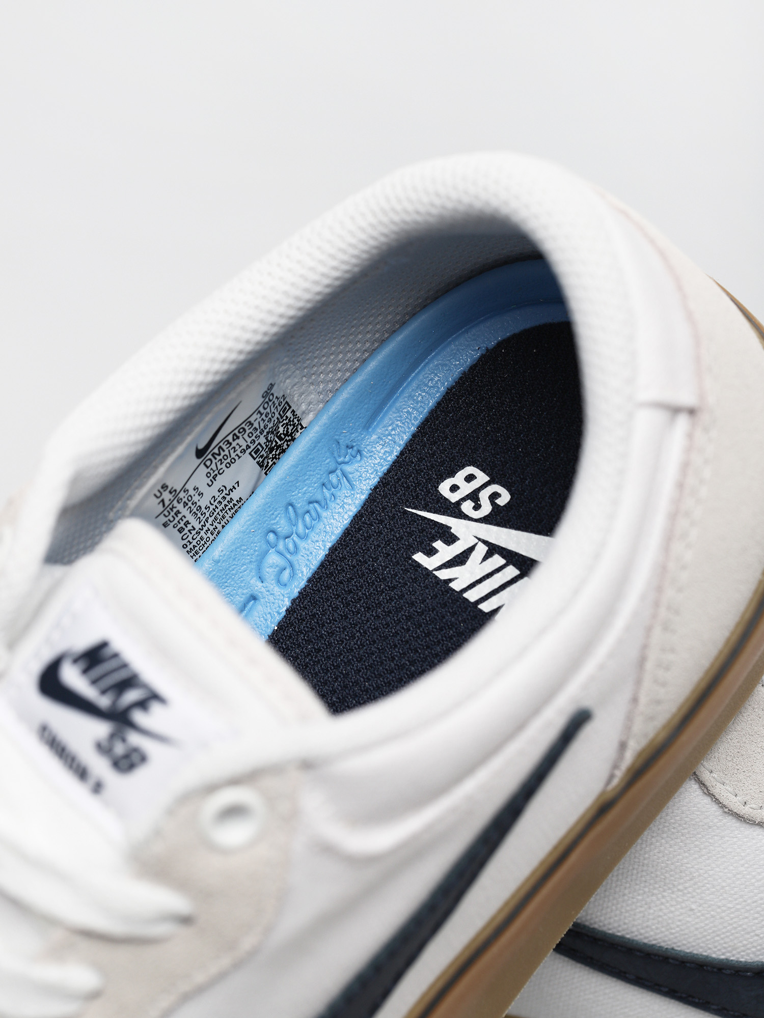 Обувки Nike SB Chron 2 (white/obsidian white gum light brown)
