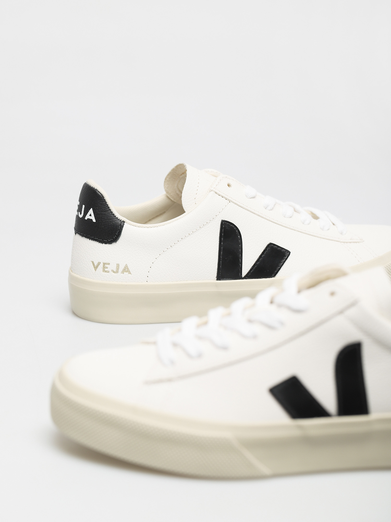 Обувки Veja Campo Wmn (chromefree leather white black)