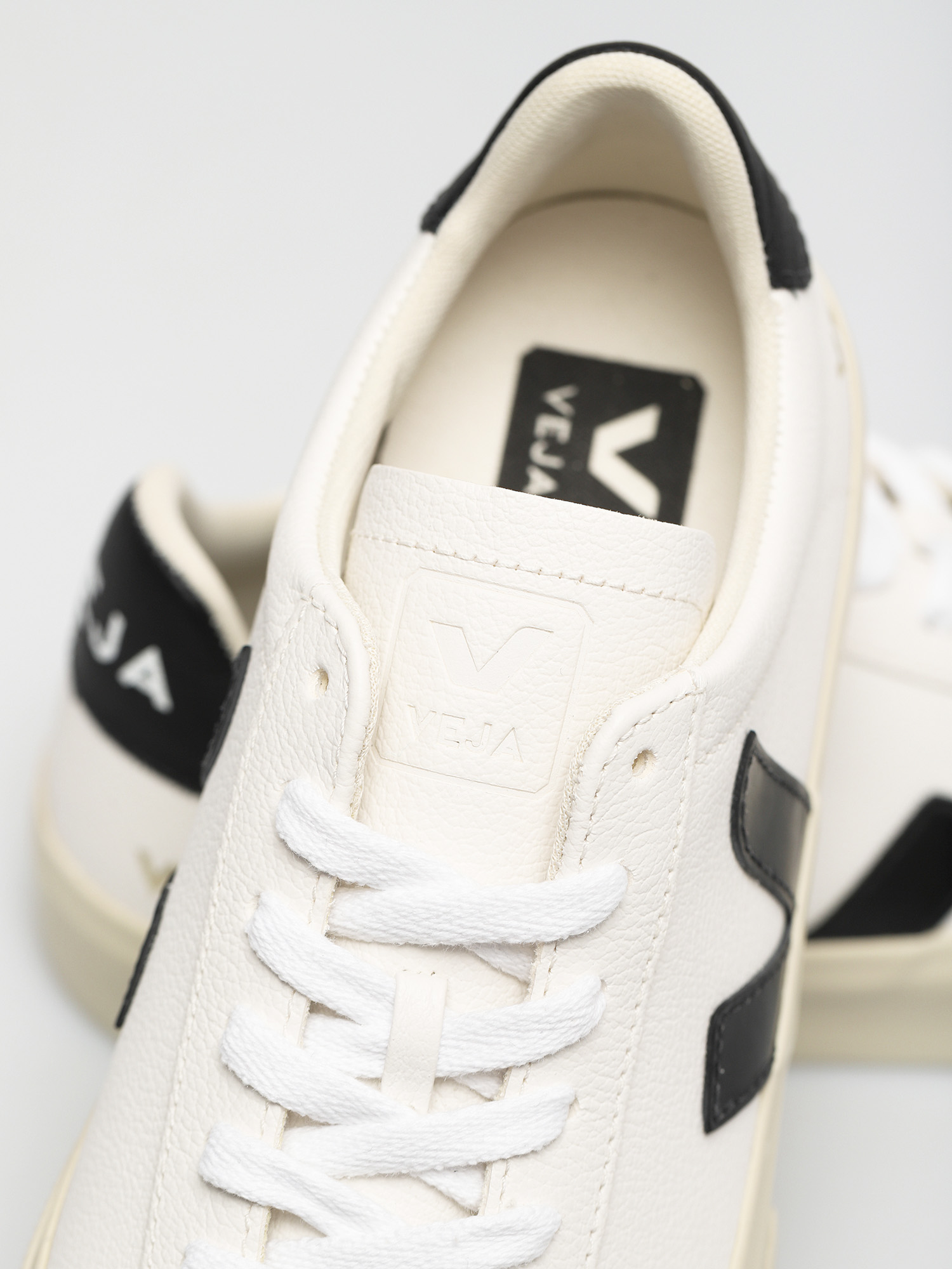 Обувки Veja Campo Wmn (chromefree leather white black)