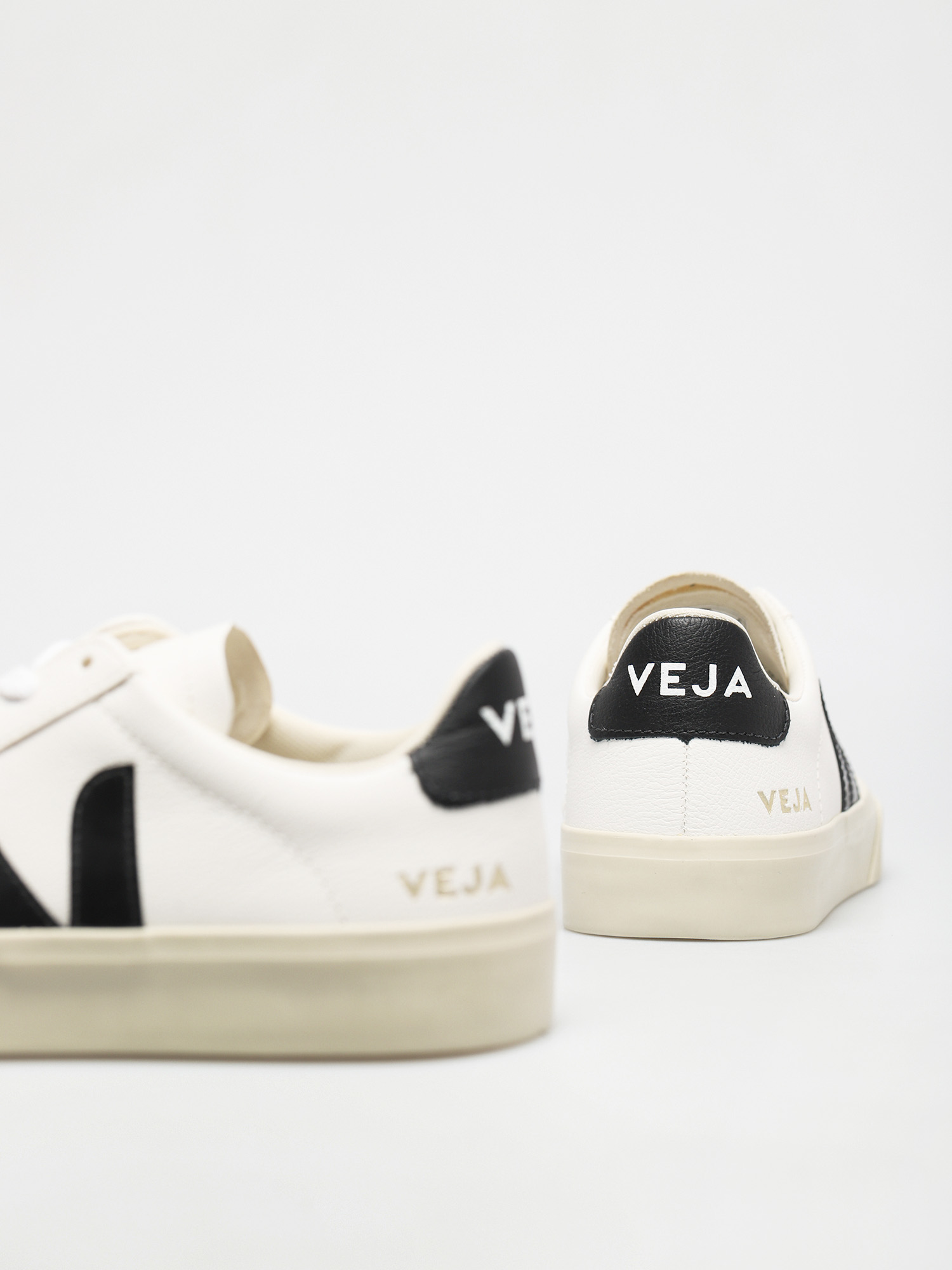 Обувки Veja Campo Wmn (chromefree leather white black)