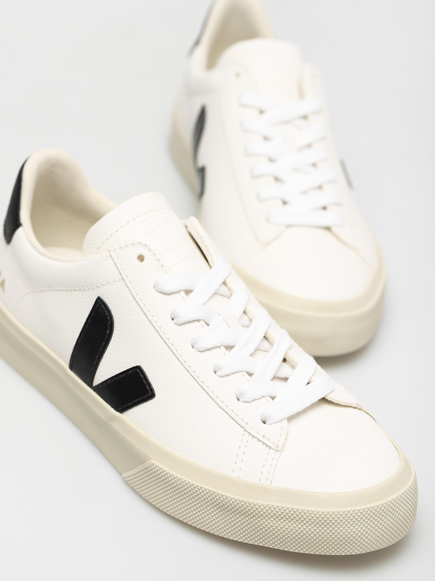Обувки Veja Campo Wmn (chromefree leather white black)