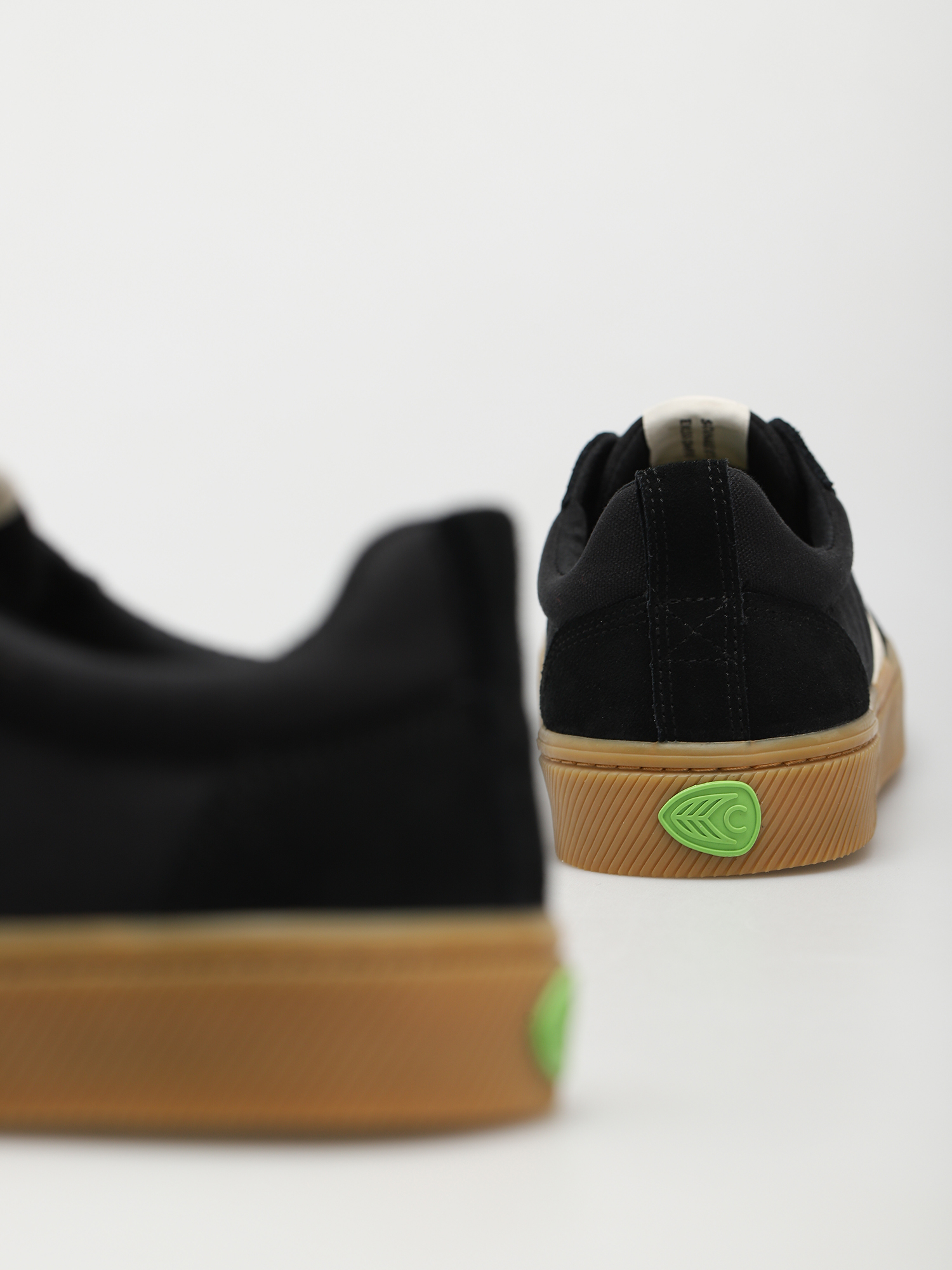 Обувки Cariuma Catiba Pro (gum black/ivory logo)