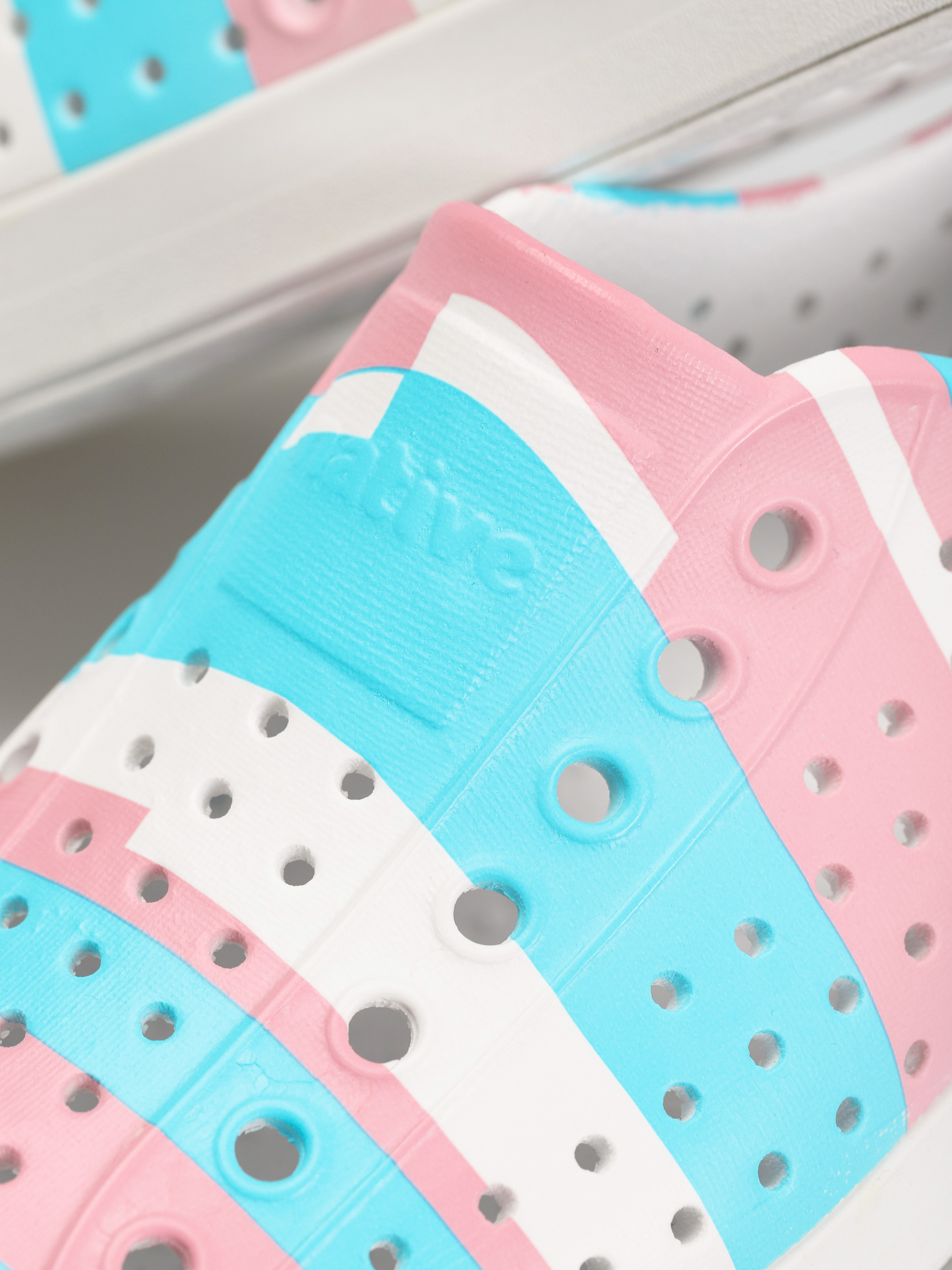 Native Обувки Jefferson Print (shell white/shell white/pastel multi stripe)