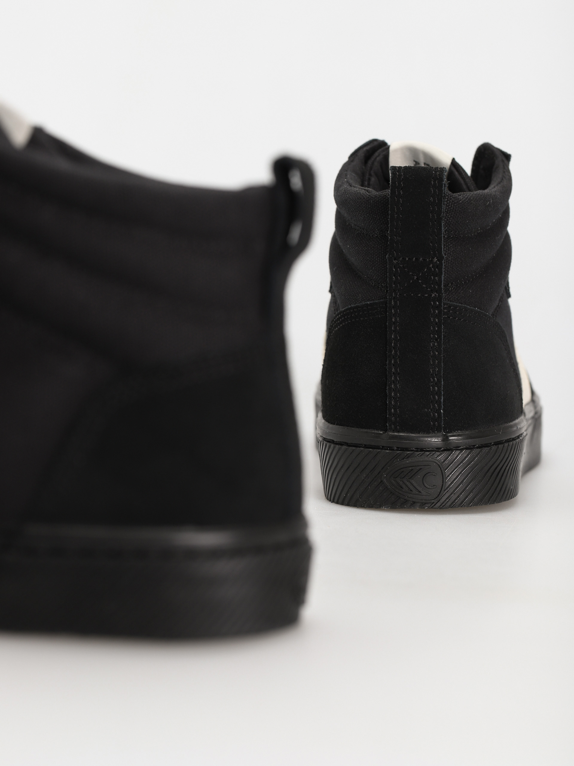 Обувки Cariuma Catiba High Pro (all black suede and canvas ivory logo)