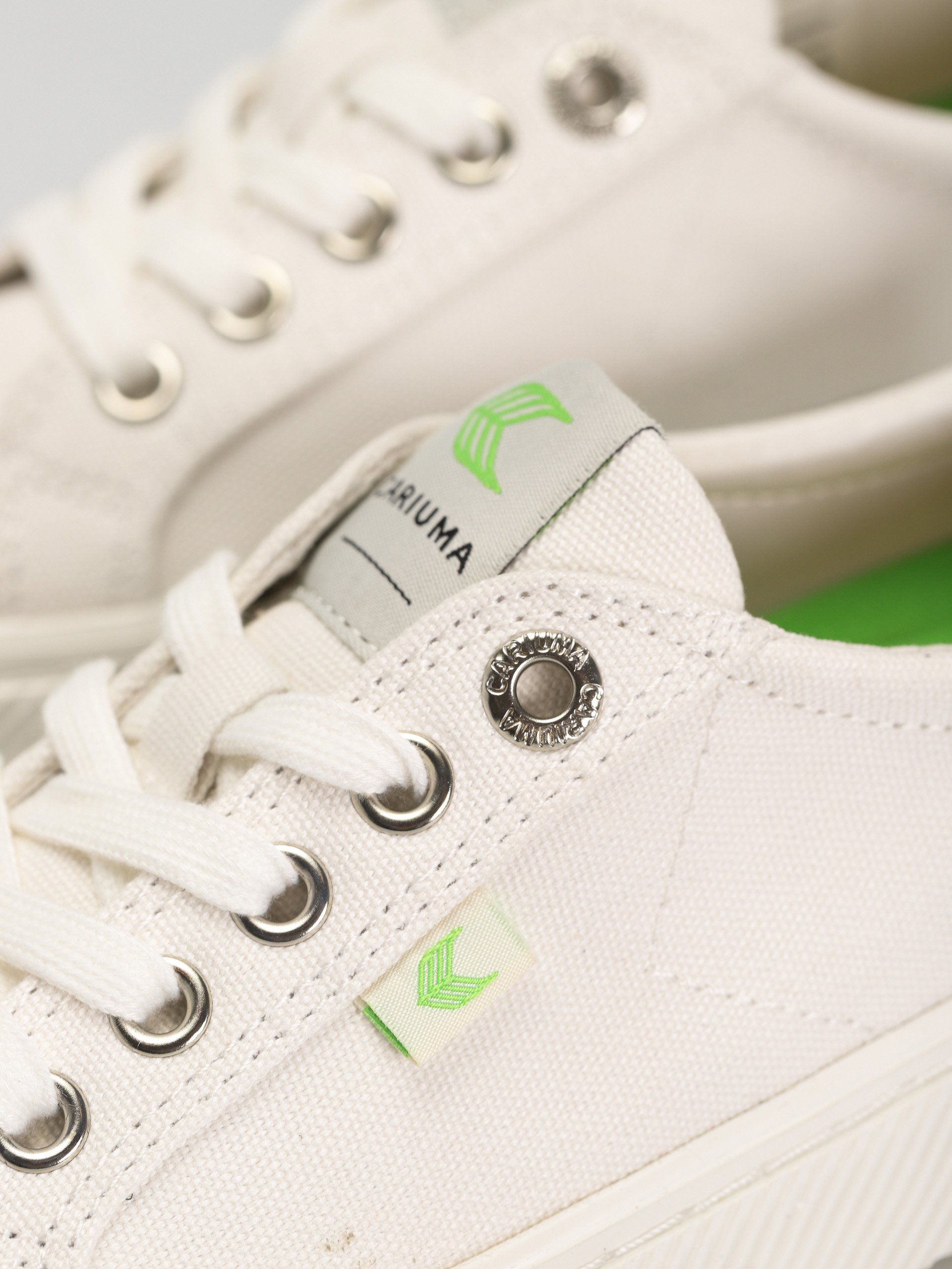 Обувки Cariuma Oca Low (off white canvas)