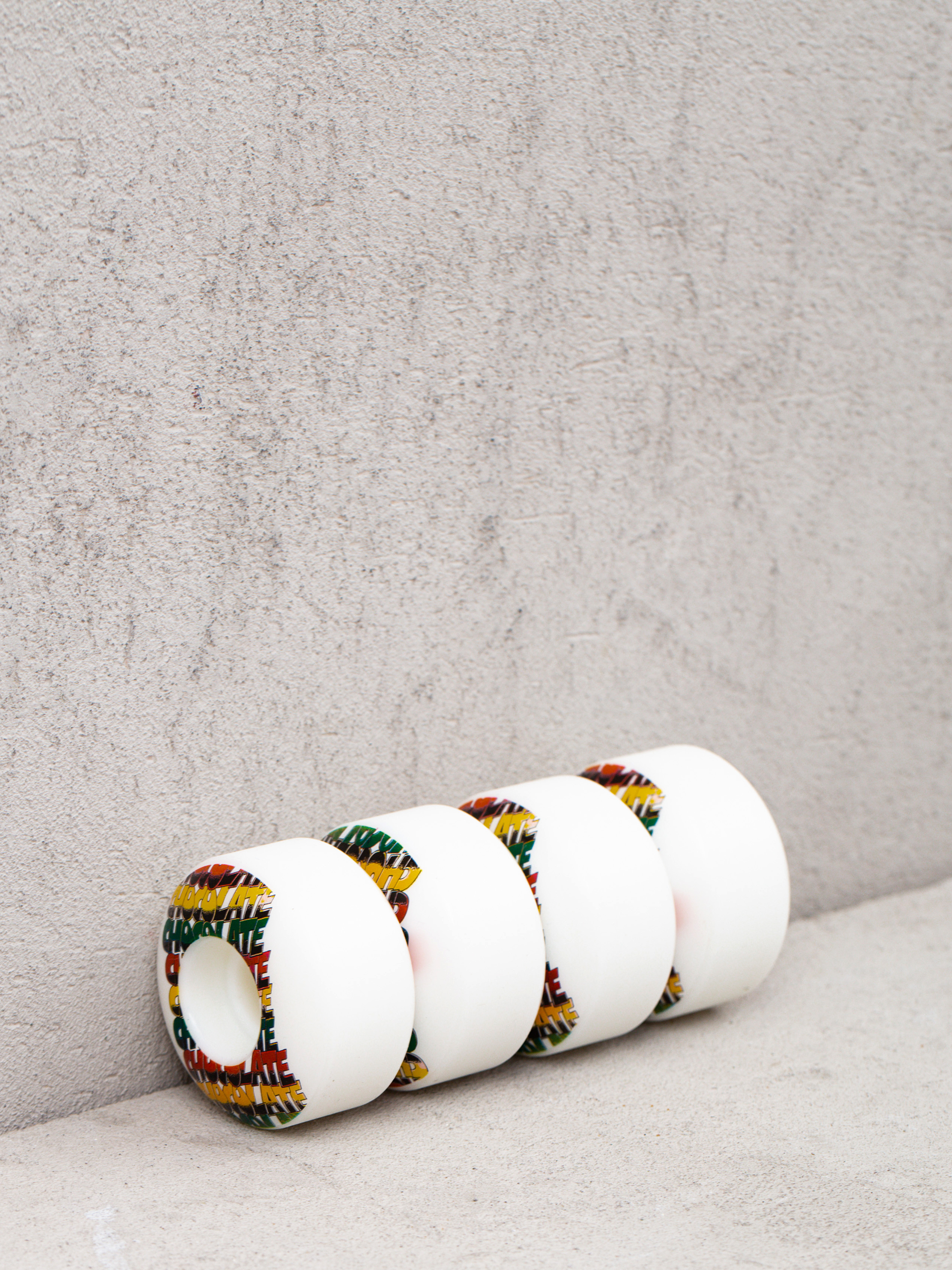 Chocolate Колелца Sound System Staple (white/multi)