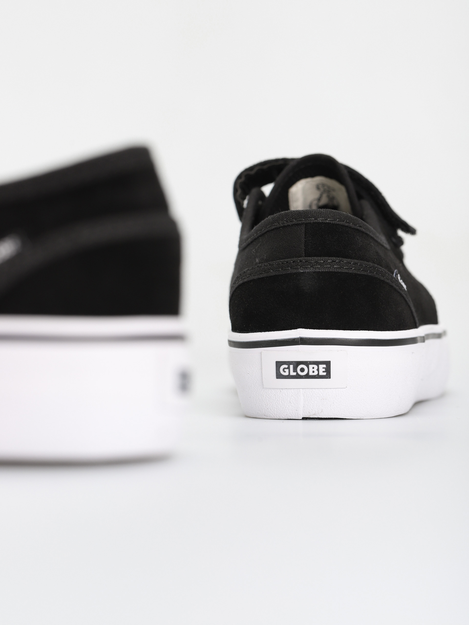 Globe Обувки Motley II Strap (black/white)