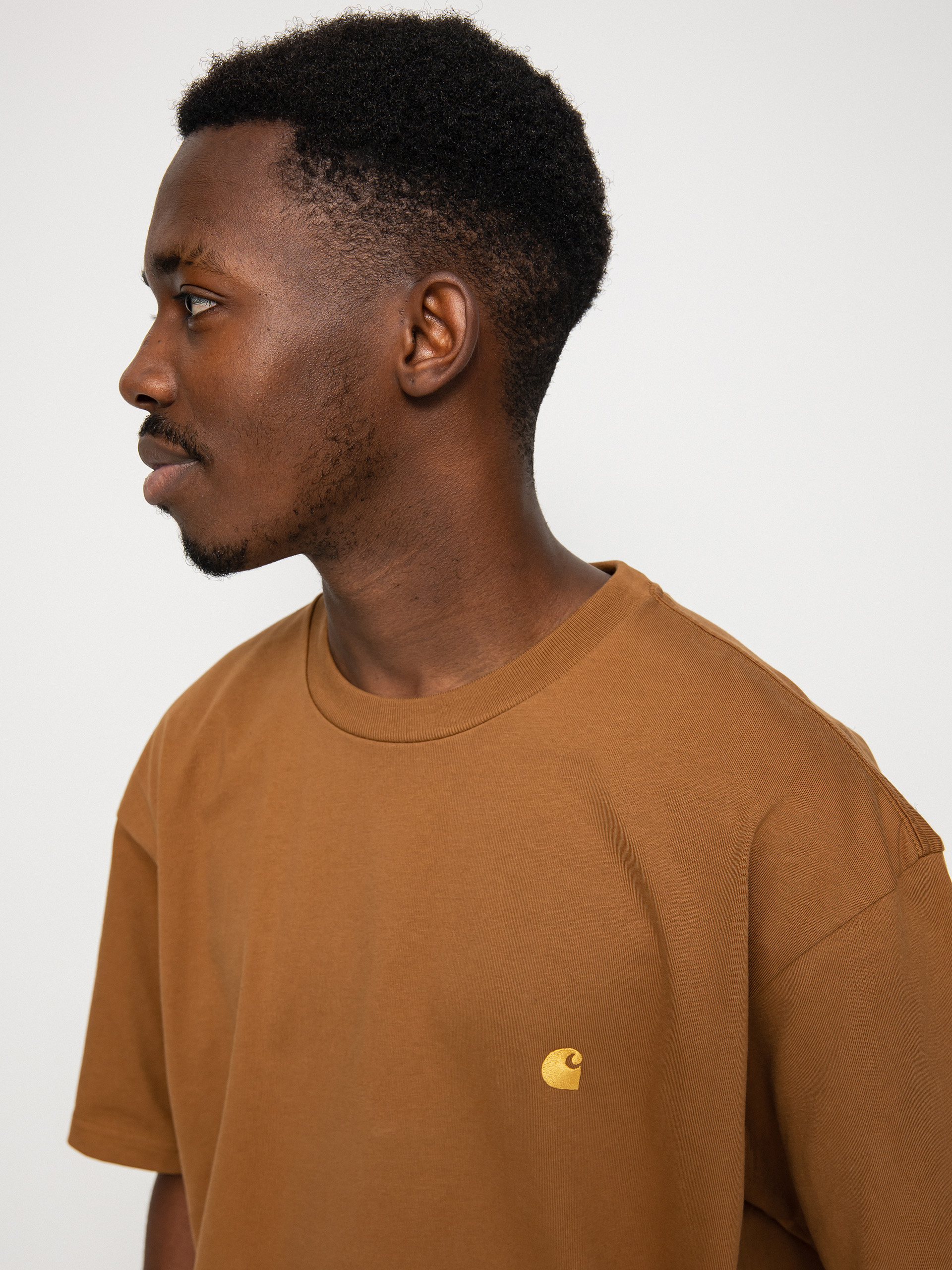 Тениска Carhartt WIP Chase (hamilton brown/gold)