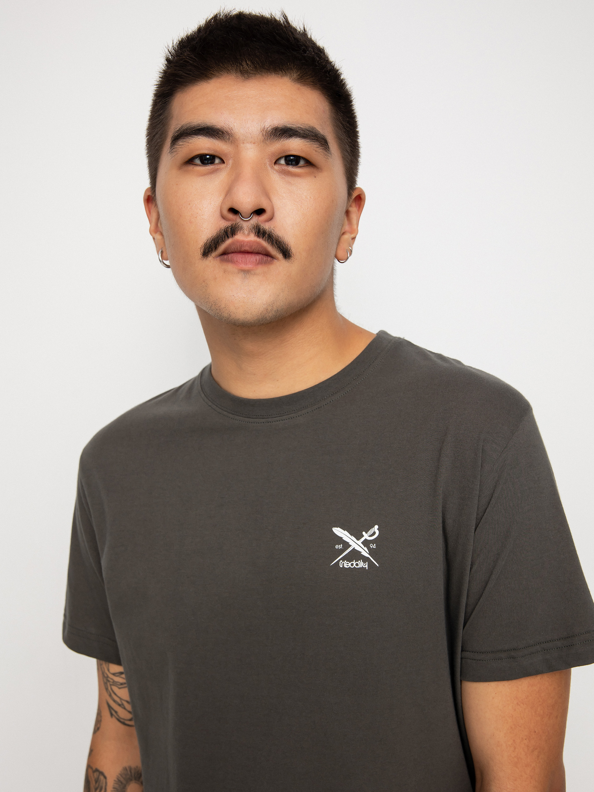 Iriedaily Тениска Chestflag (night olive)