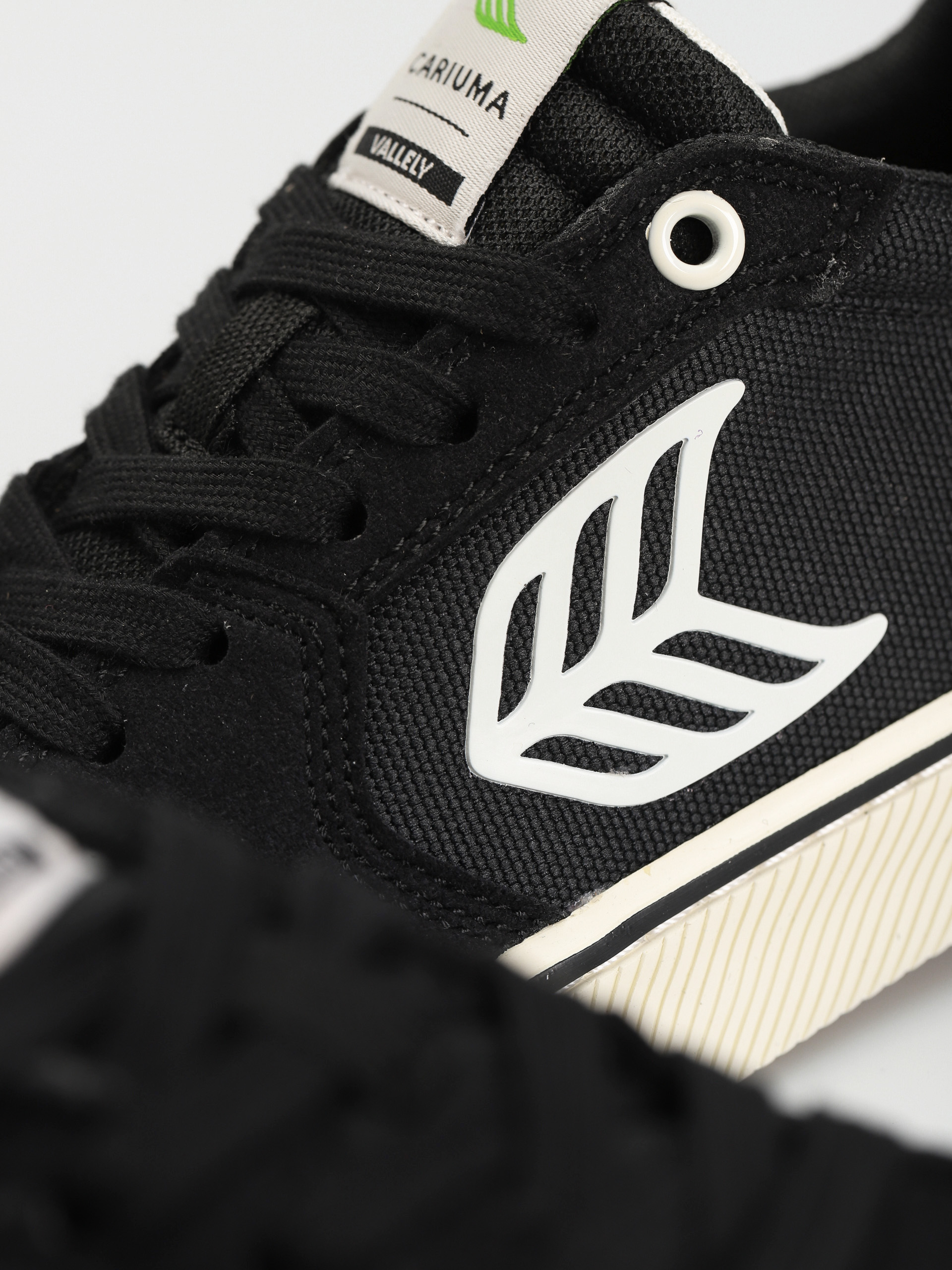 Обувки Cariuma Vallely (black/ivory)