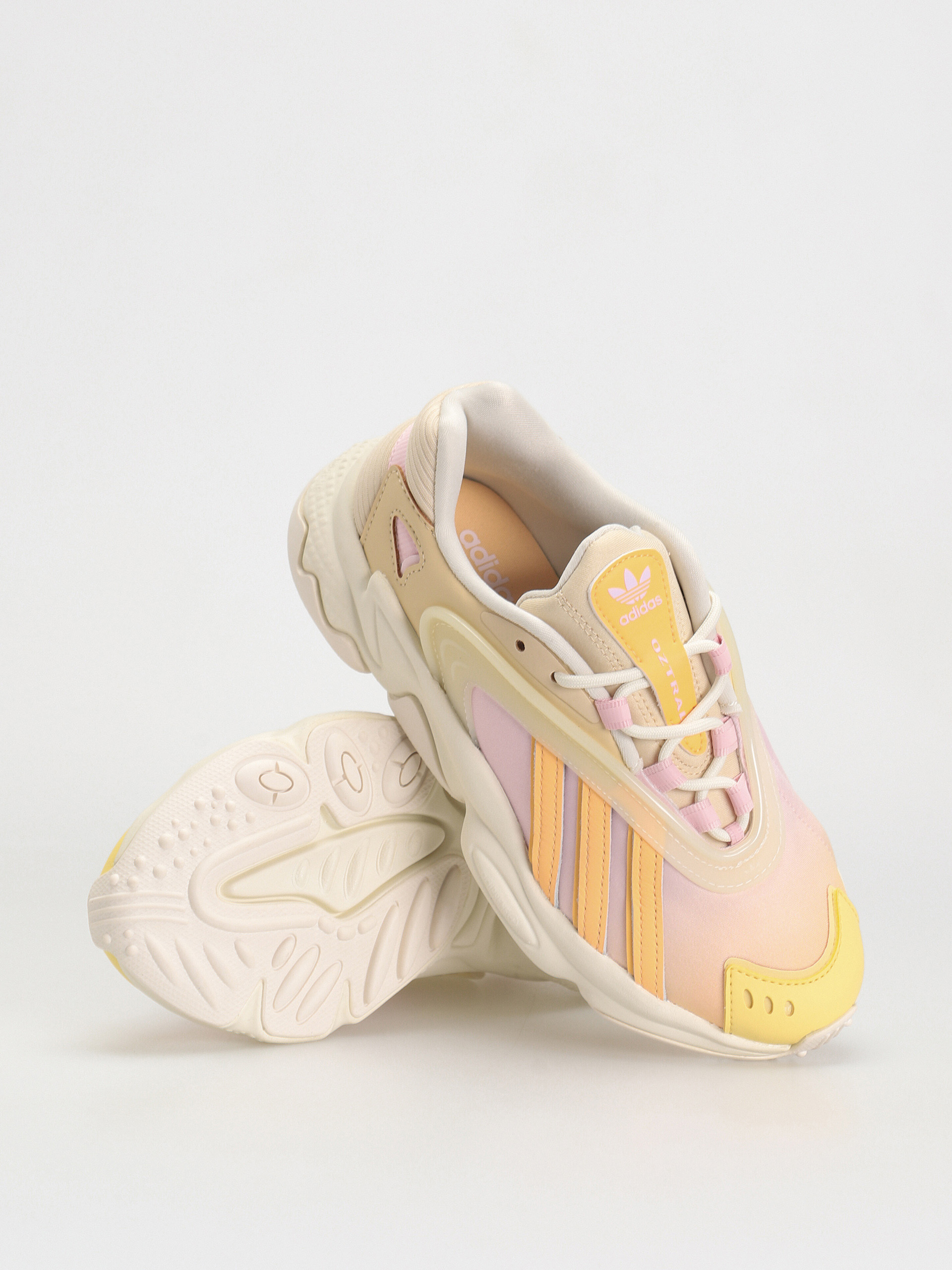 adidas Originals Обувки Oztral Wmn (owhite/aciora/sanstr)