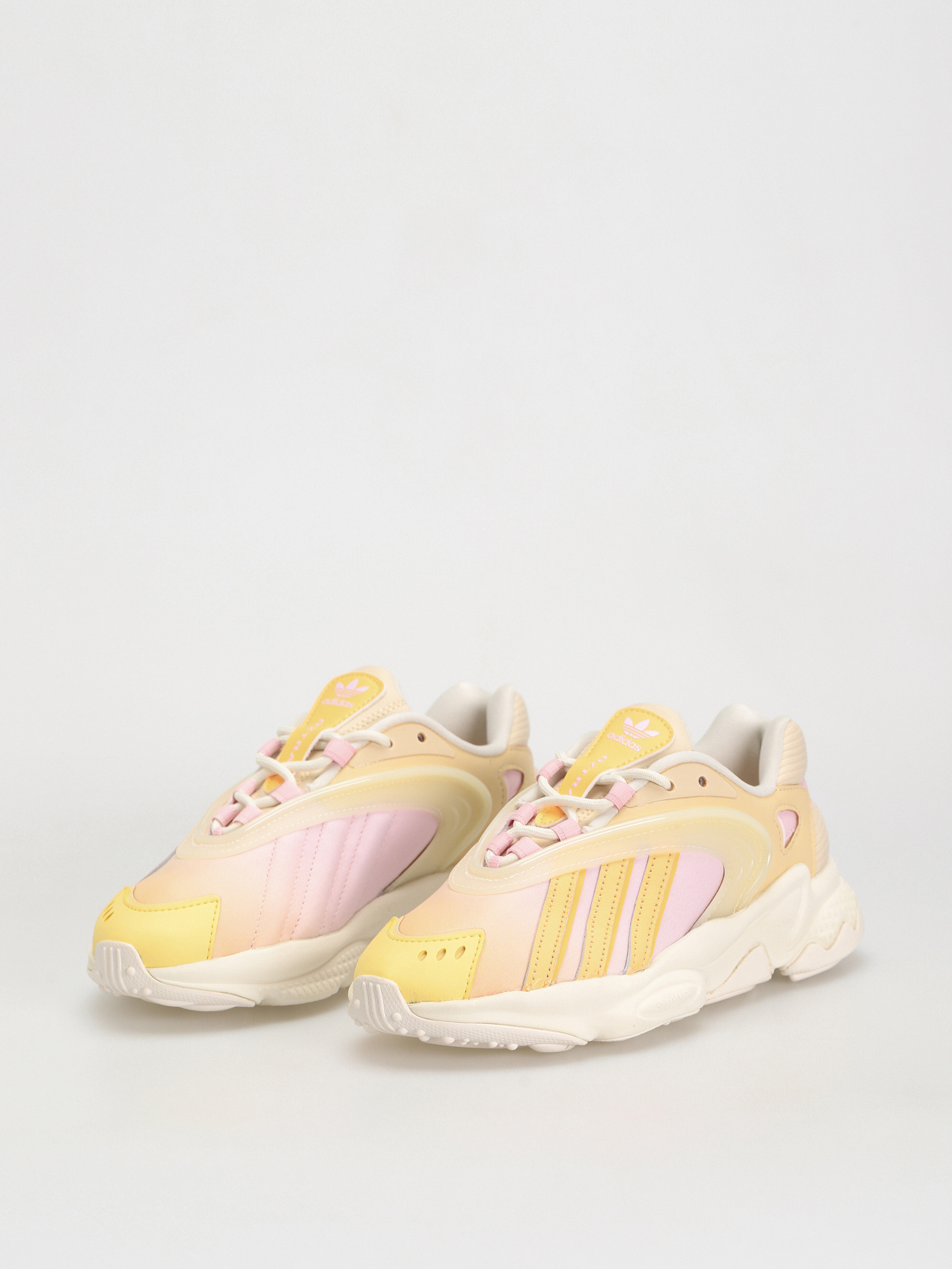 adidas Originals Обувки Oztral Wmn (owhite/aciora/sanstr)