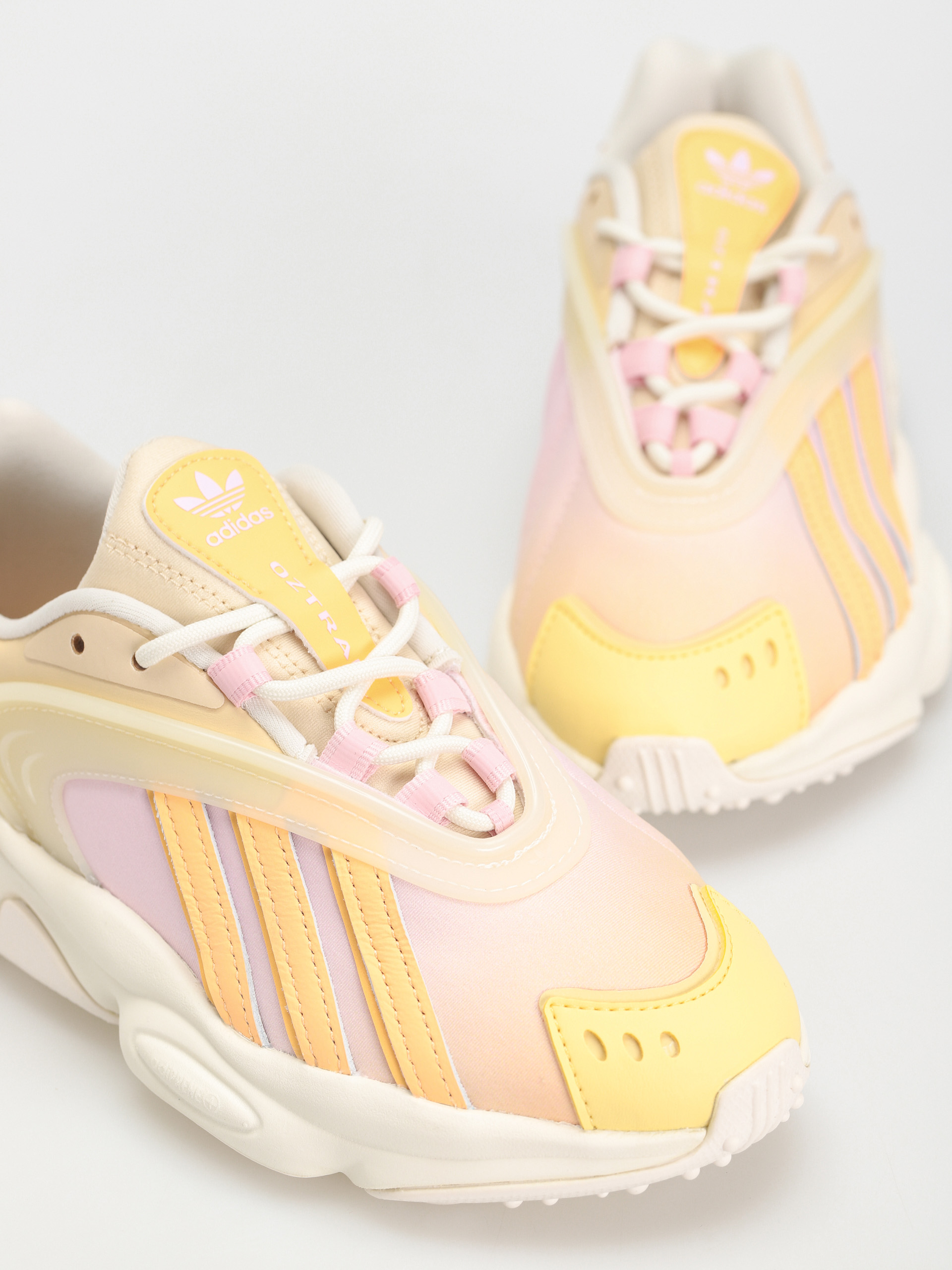 adidas Originals Обувки Oztral Wmn (owhite/aciora/sanstr)