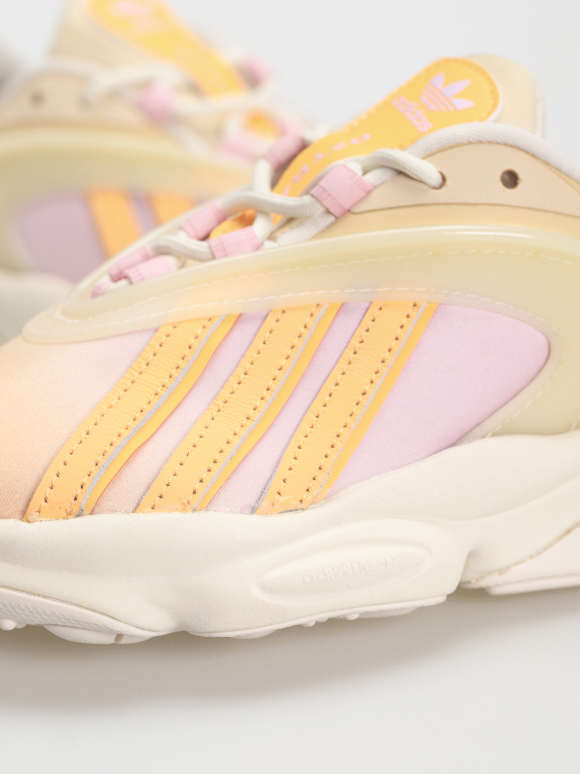 adidas Originals Обувки Oztral Wmn (owhite/aciora/sanstr)