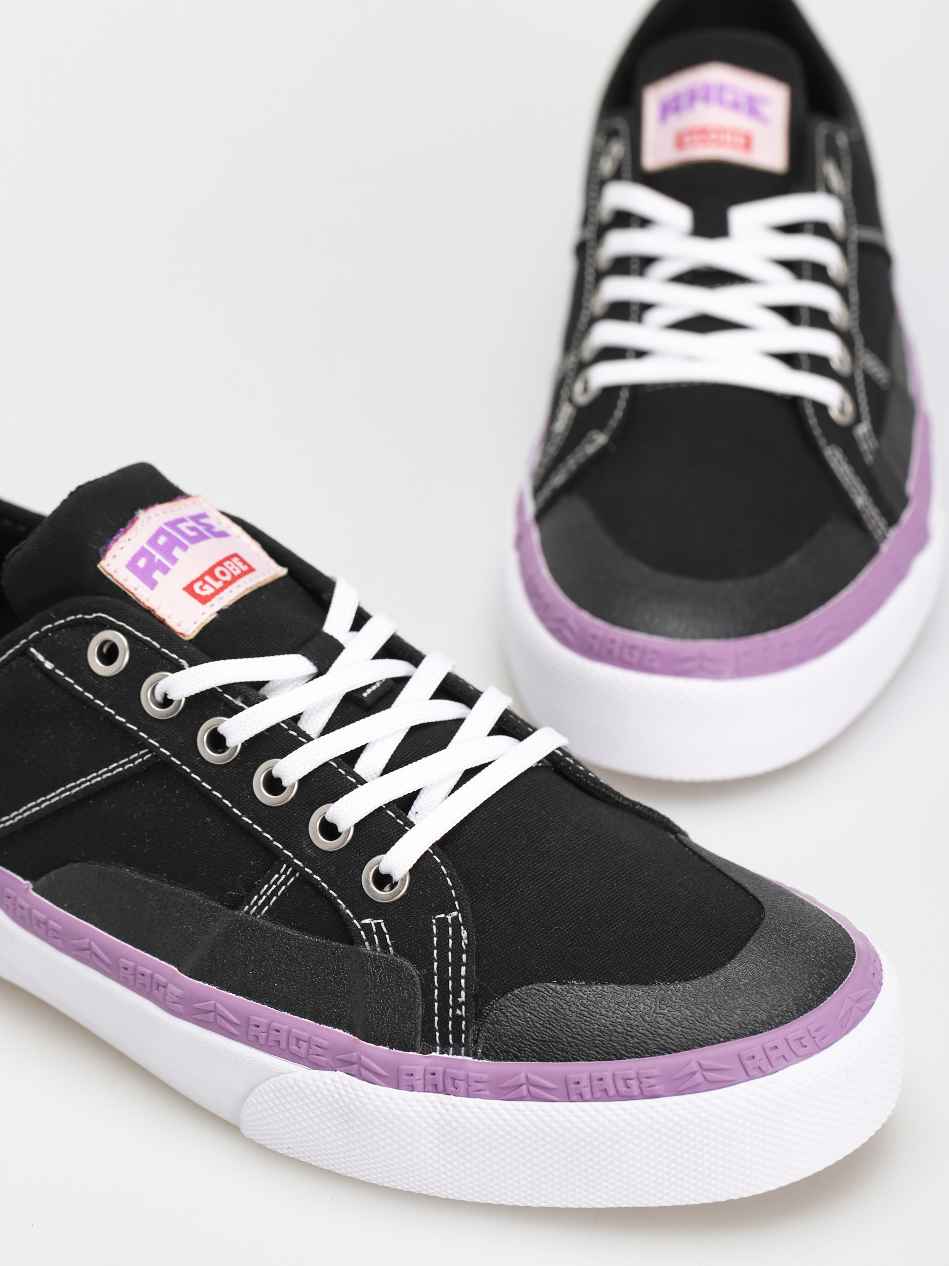 Globe Обувки Surplus (black/white/rage)