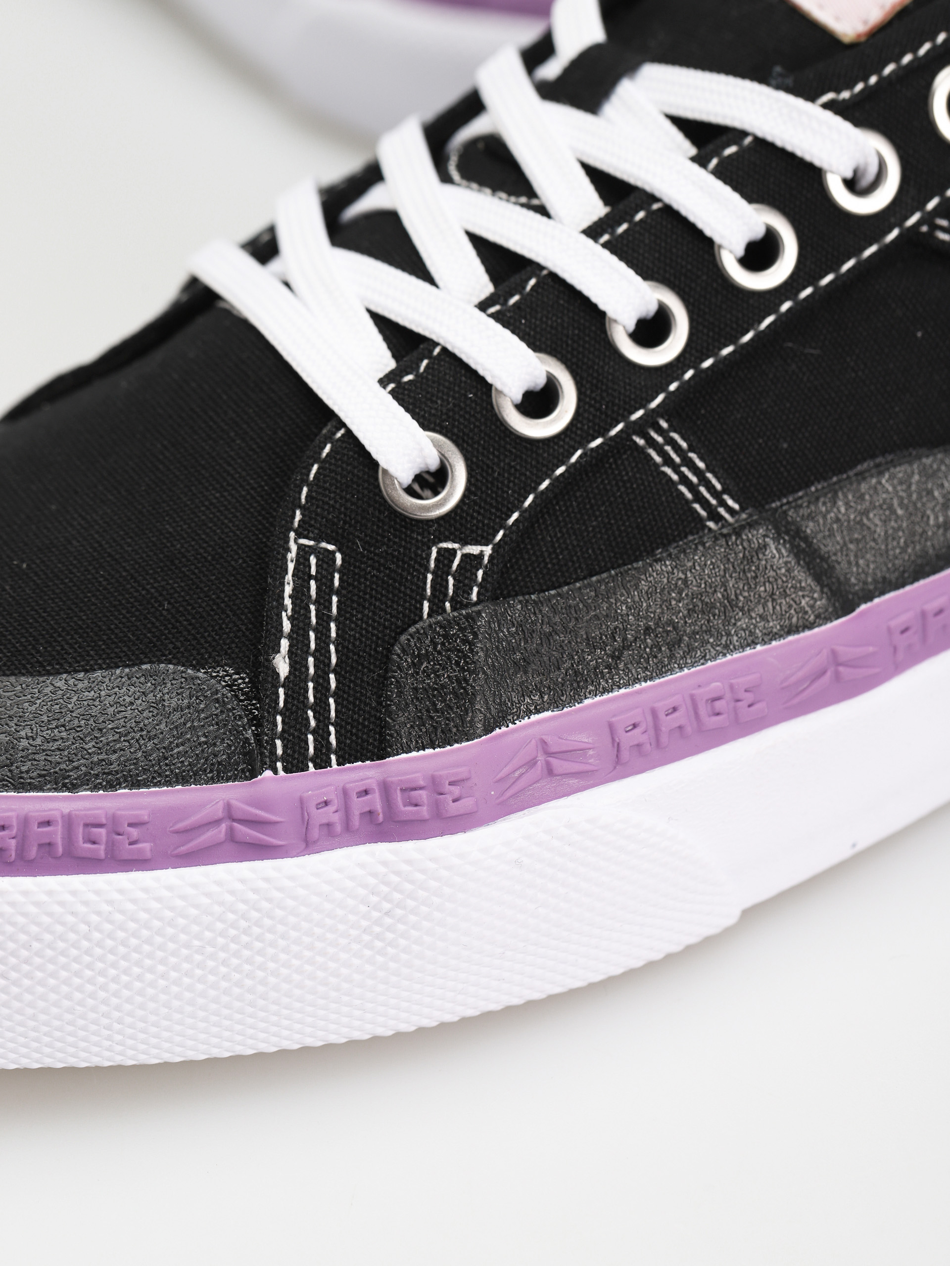 Globe Обувки Surplus (black/white/rage)