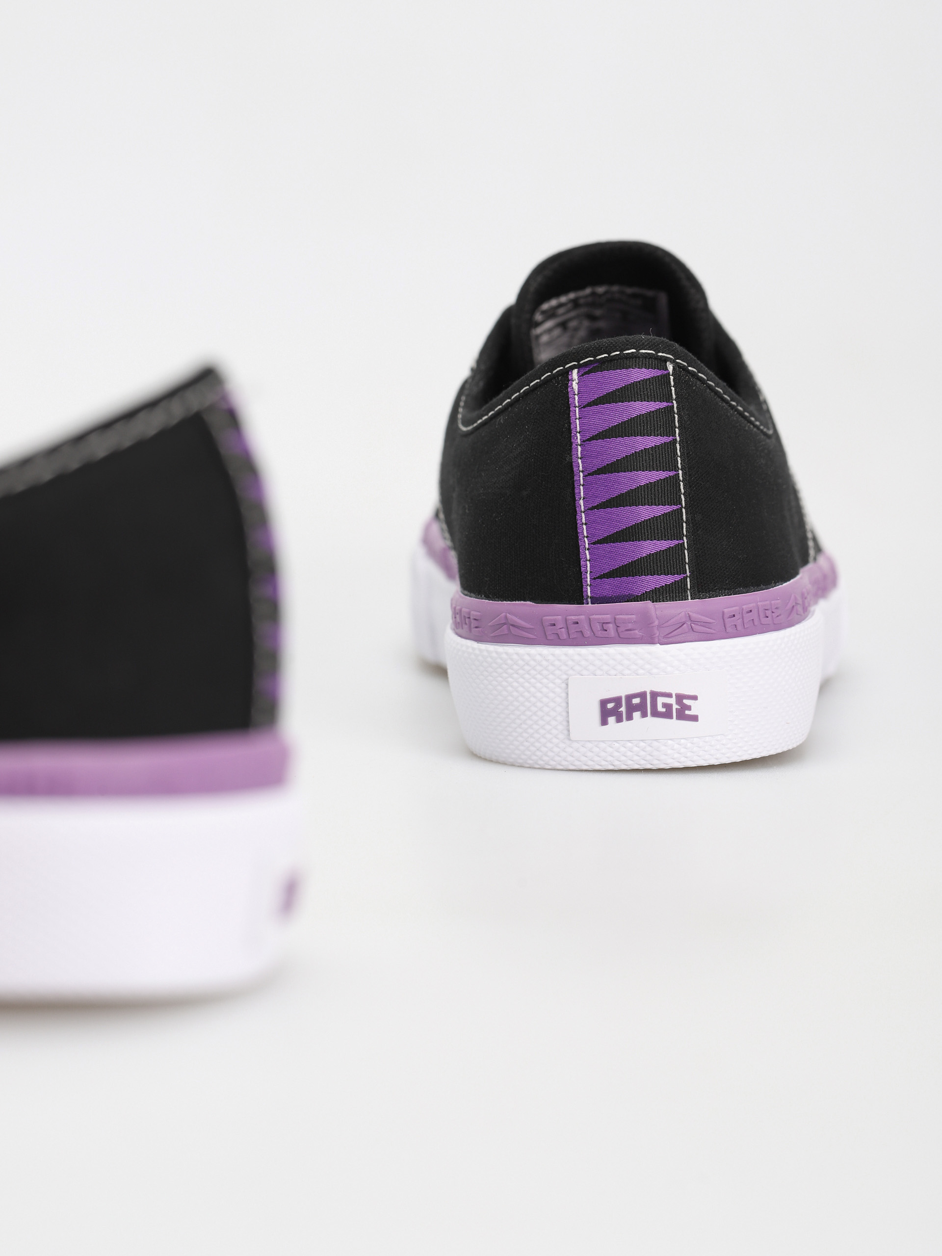 Globe Обувки Surplus (black/white/rage)