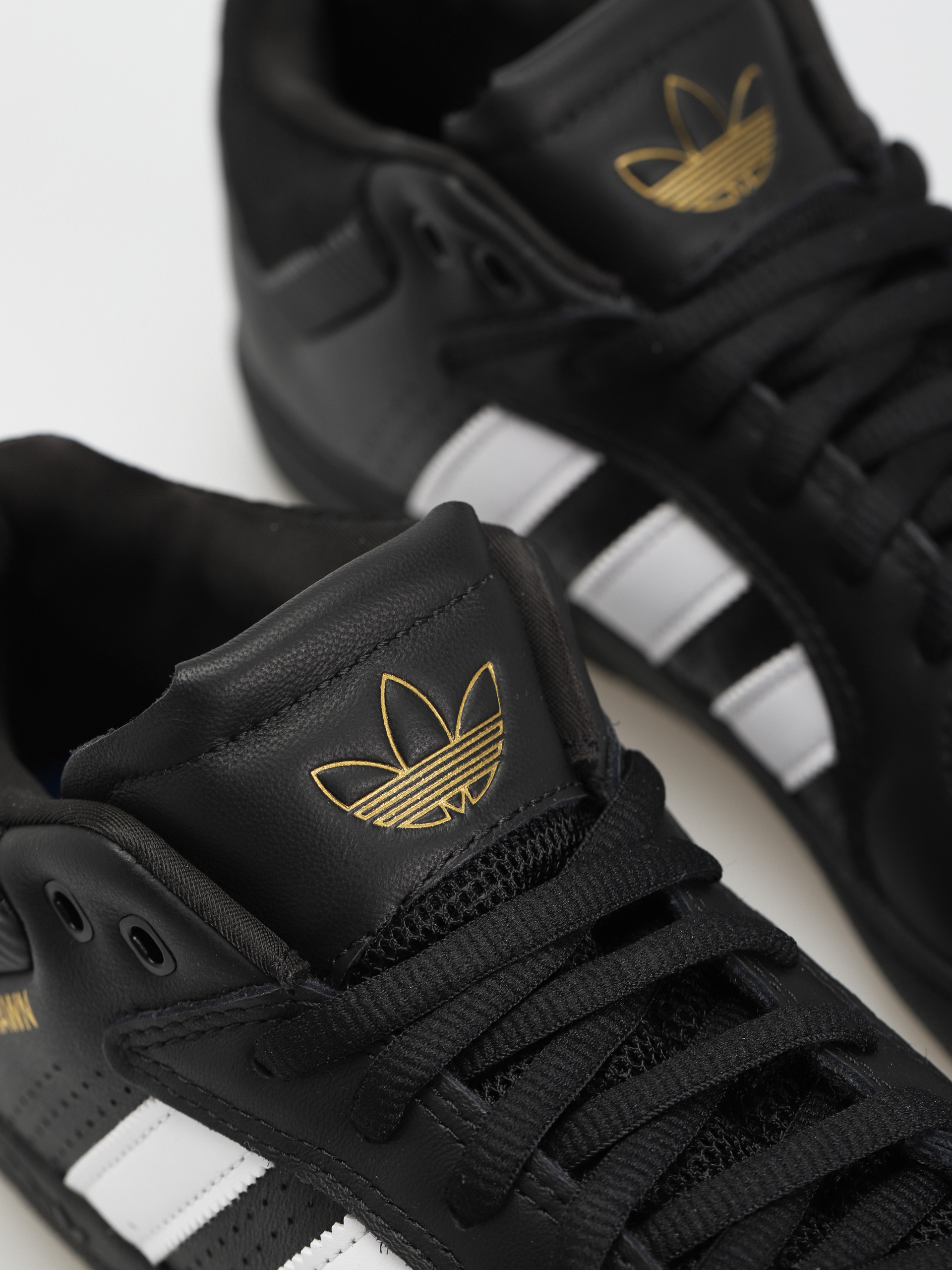 adidas Обувки Tyshawn (cblack/ftwwht/goldmt)