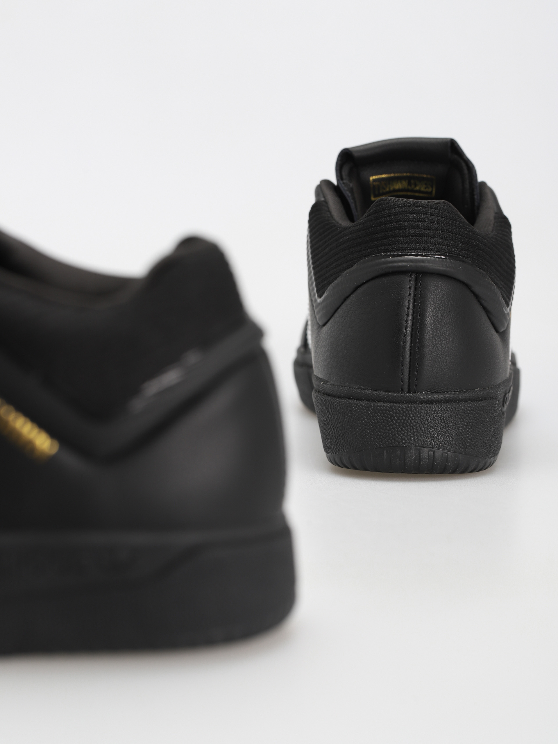 adidas Обувки Tyshawn (cblack/ftwwht/goldmt)