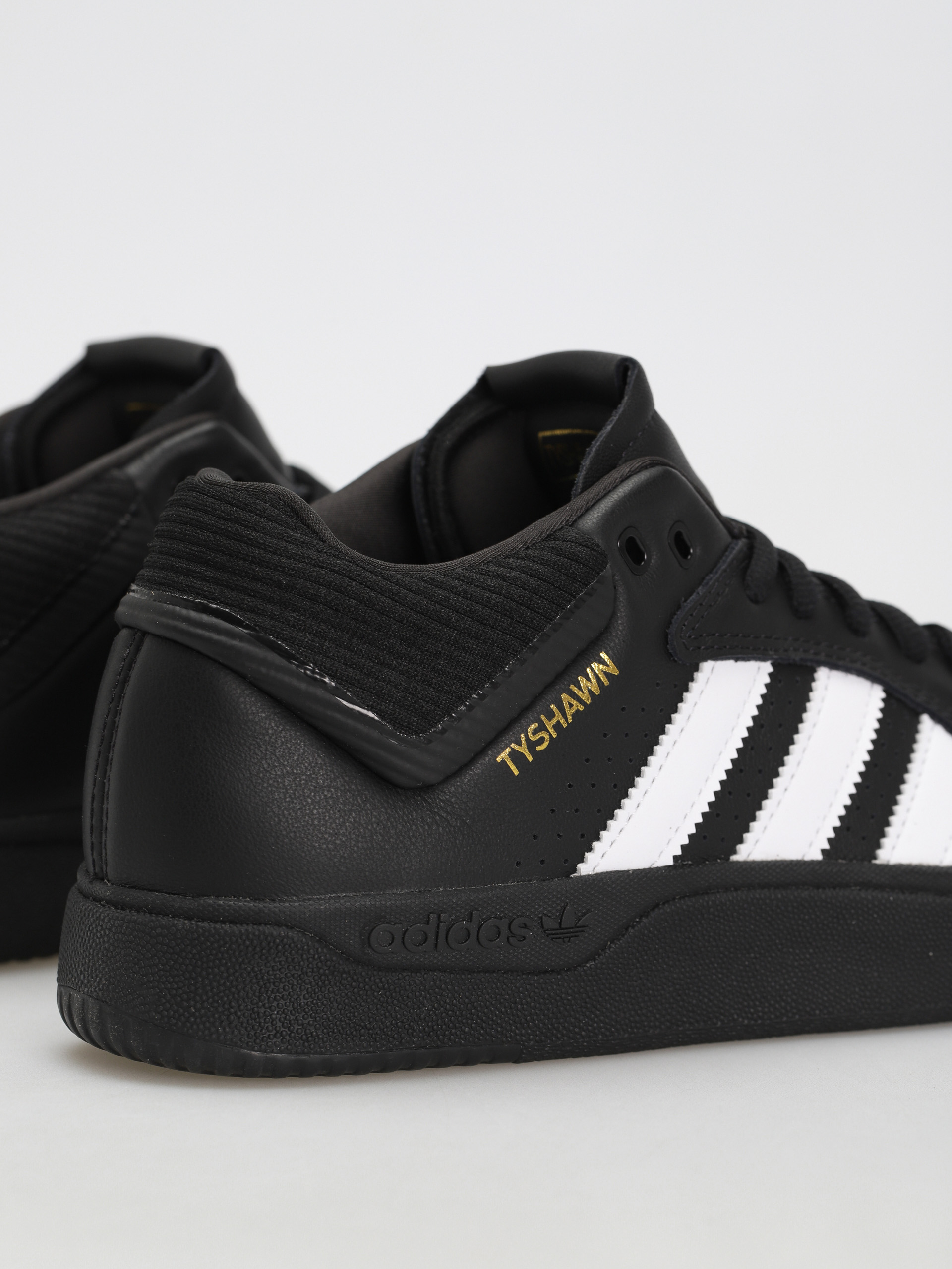 adidas Обувки Tyshawn (cblack/ftwwht/goldmt)