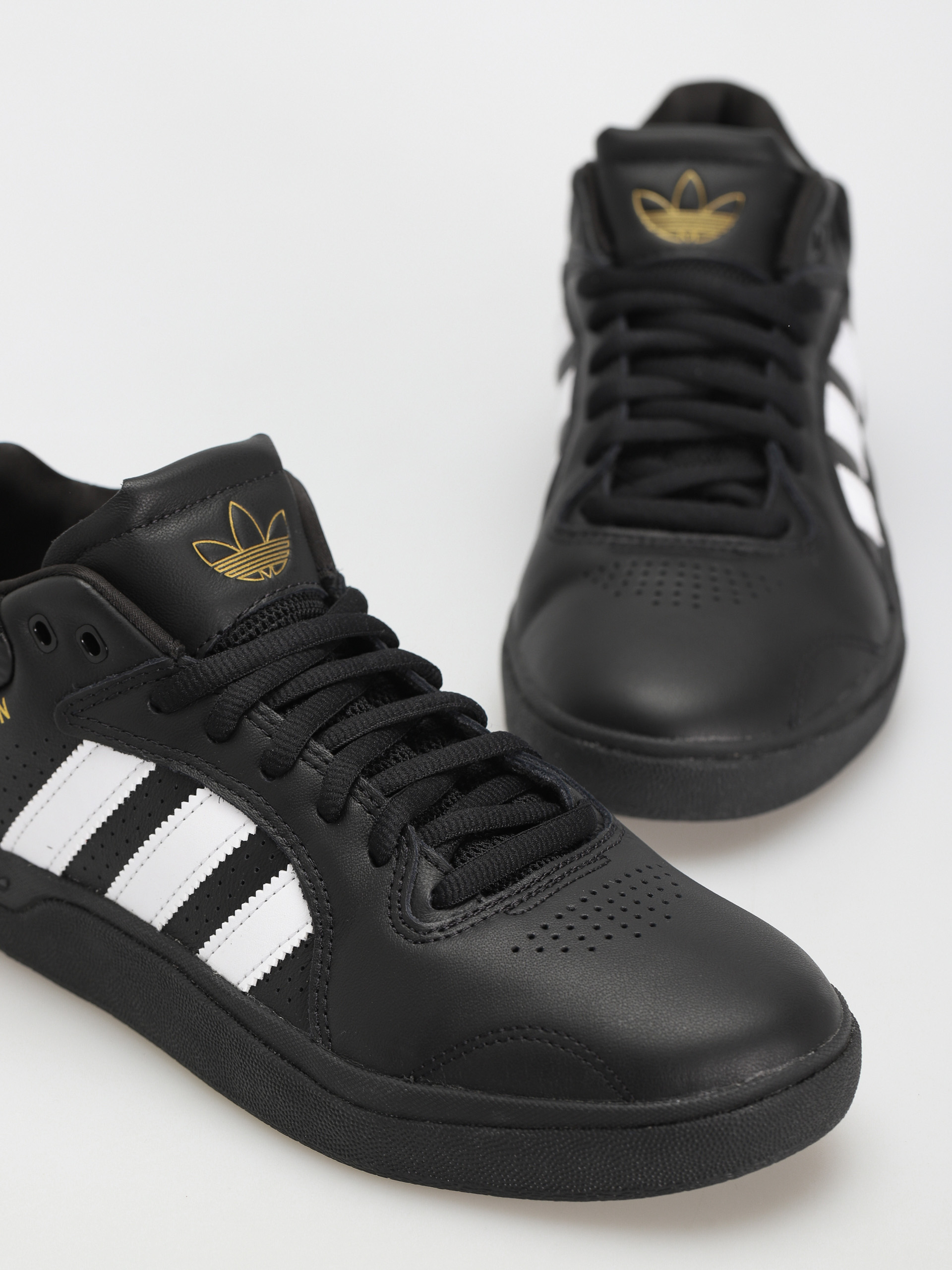 adidas Обувки Tyshawn (cblack/ftwwht/goldmt)
