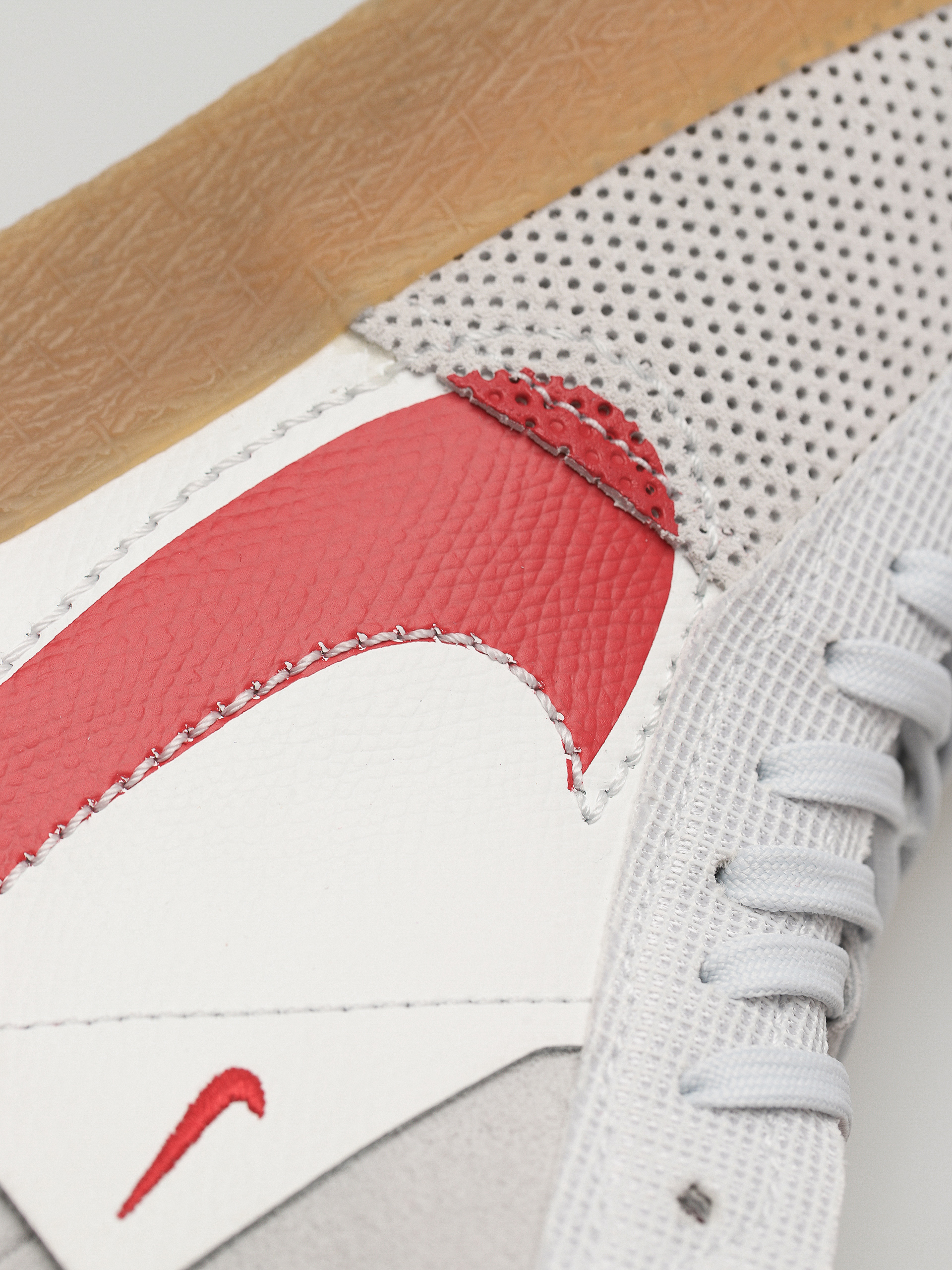 Обувки Nike SB Zoom Blazer Mid Prm (summit white/university red)