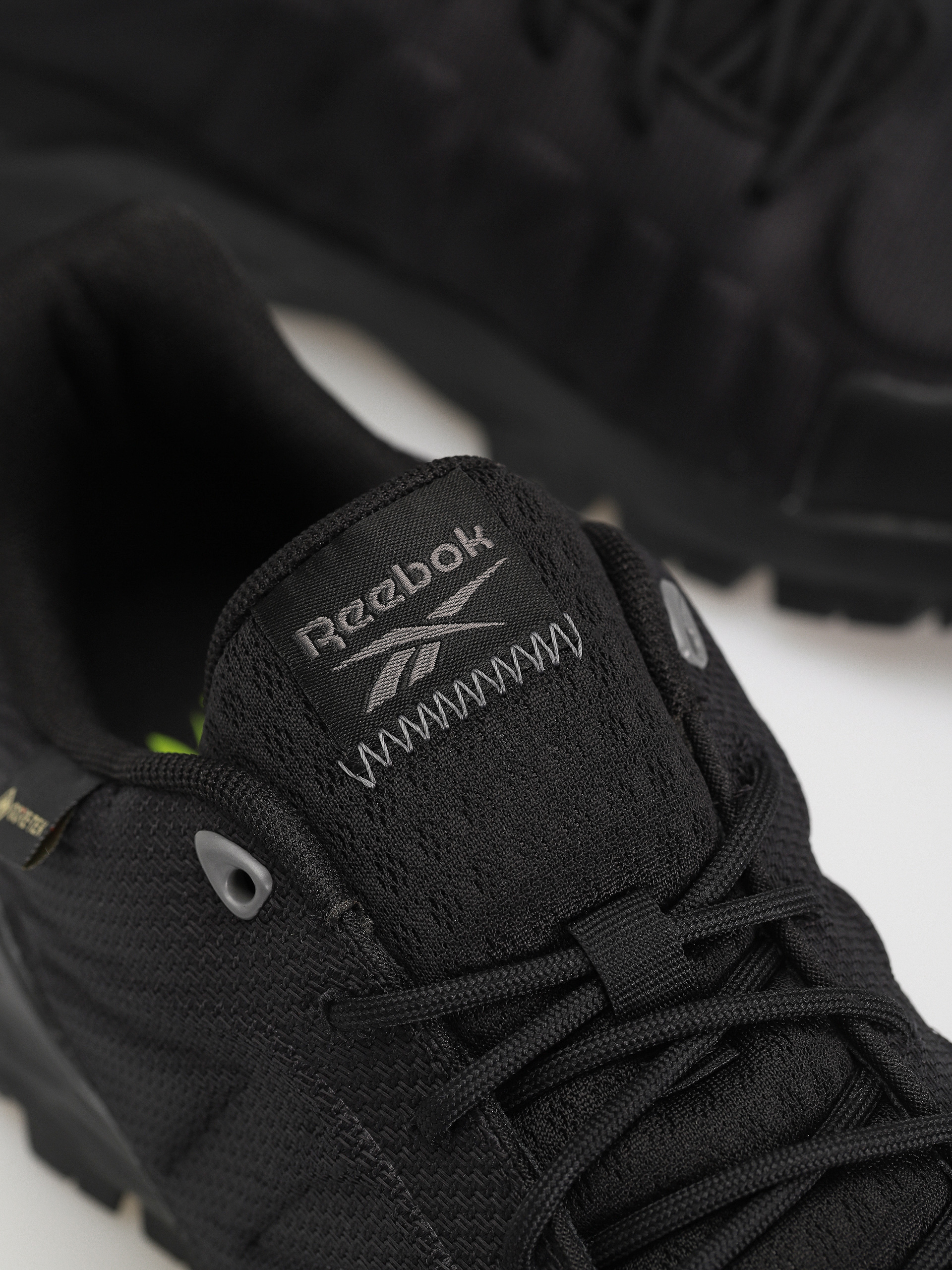 Обувки Reebok Astroride Trail GTX 2.0 (cblack/cblack/pugry4)