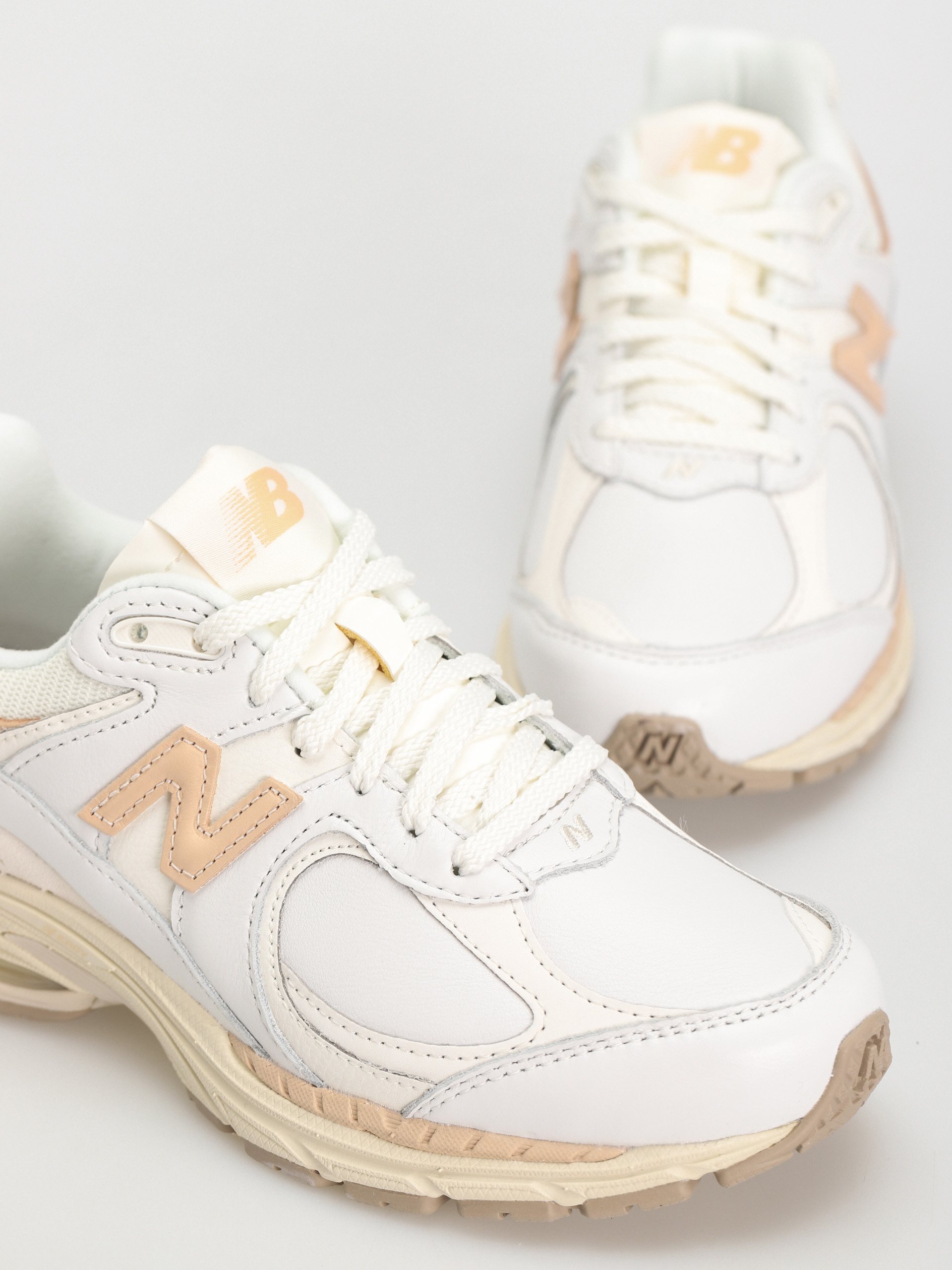 Обувки New Balance 2002 (bright white)