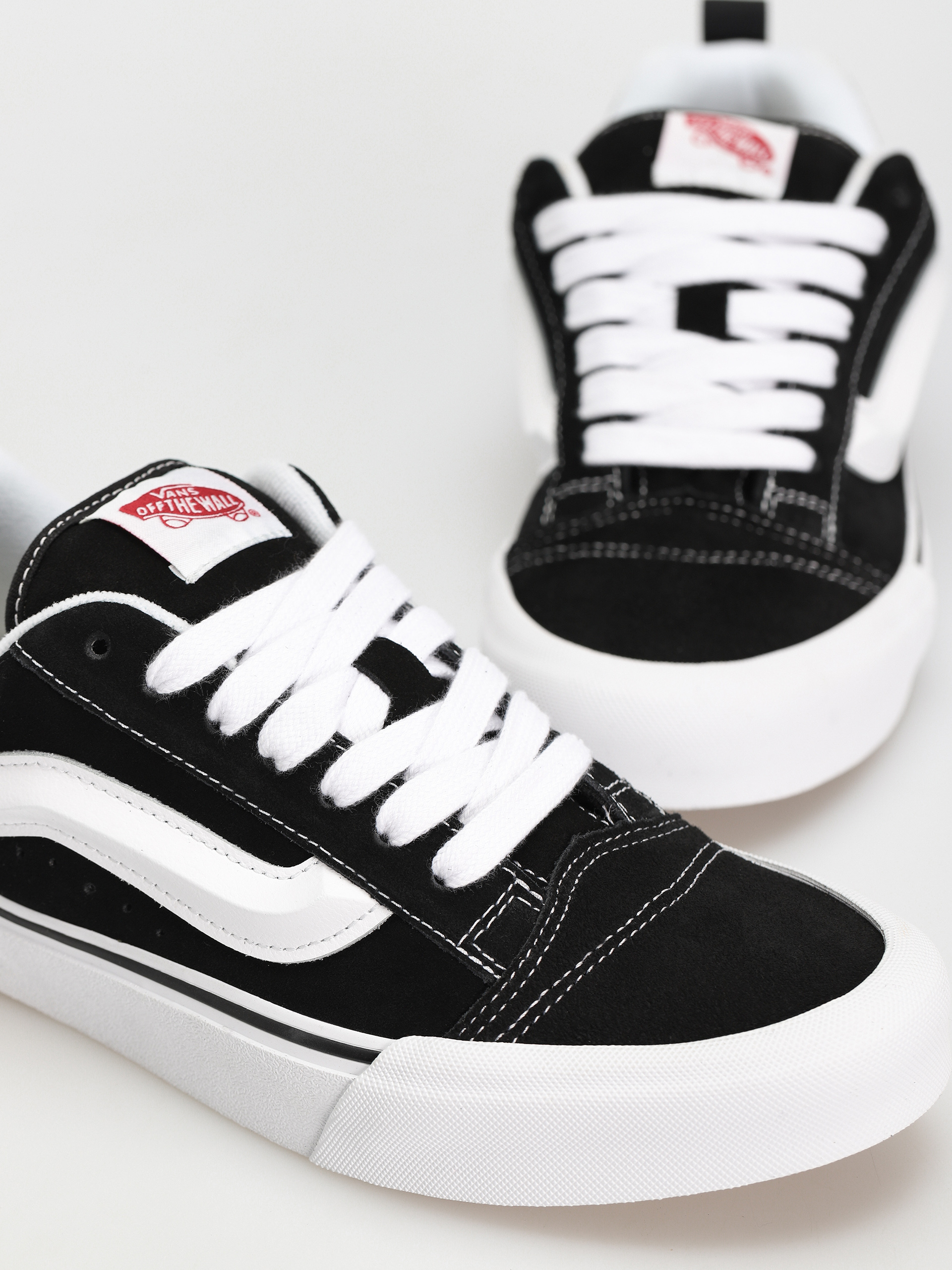 Обувки Vans Knu Skool (black/true white)