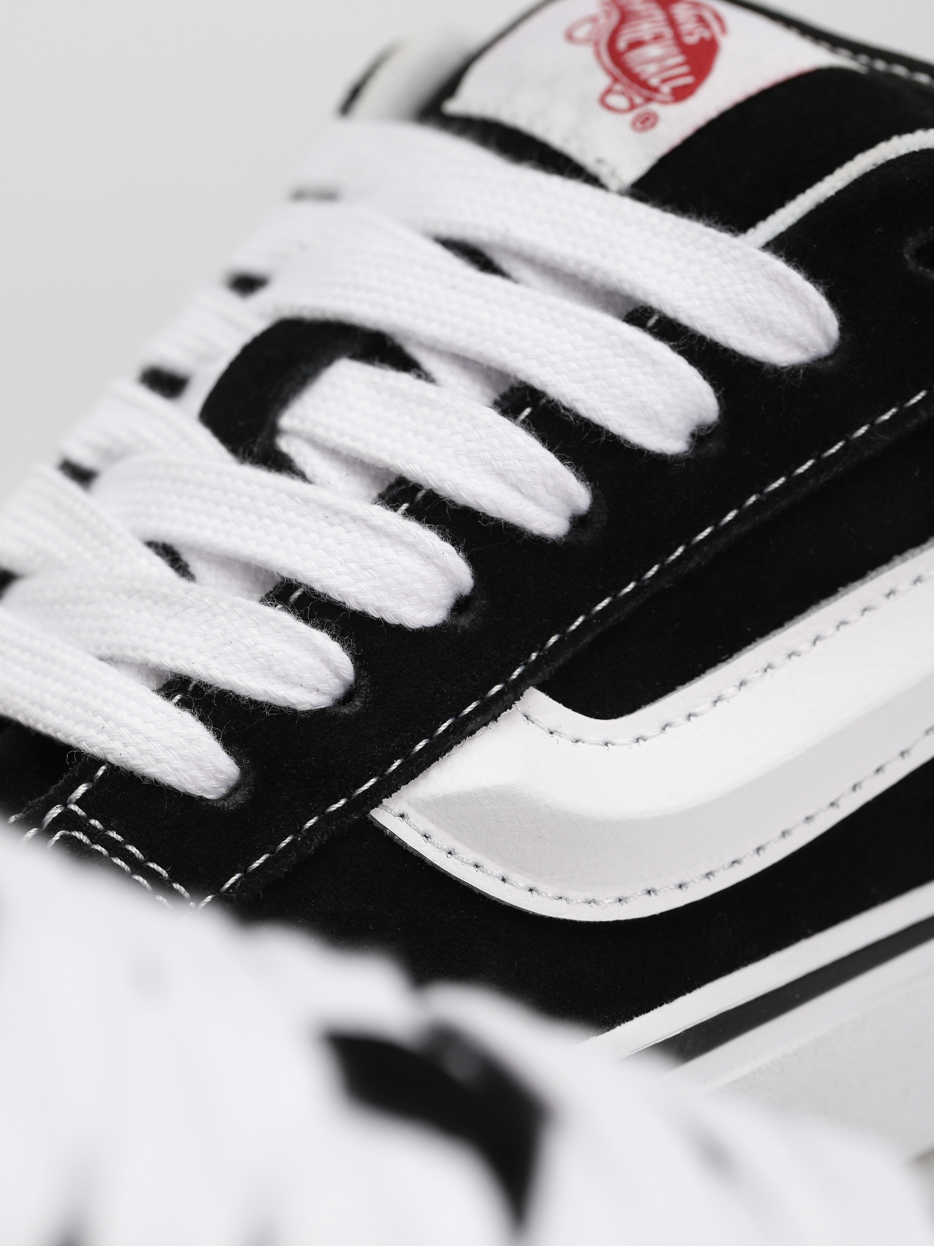 Обувки Vans Knu Skool (black/true white)