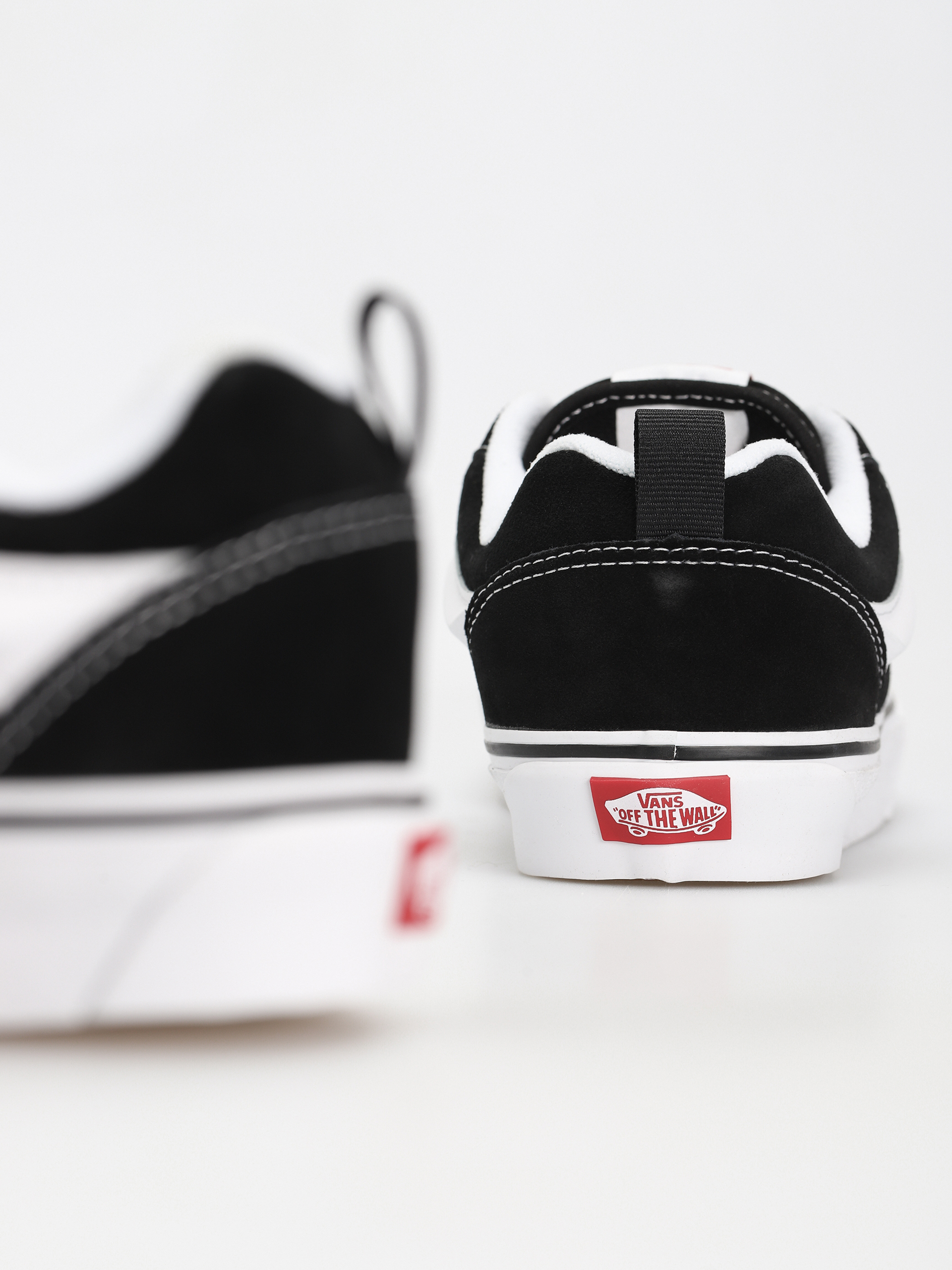 Обувки Vans Knu Skool (black/true white)