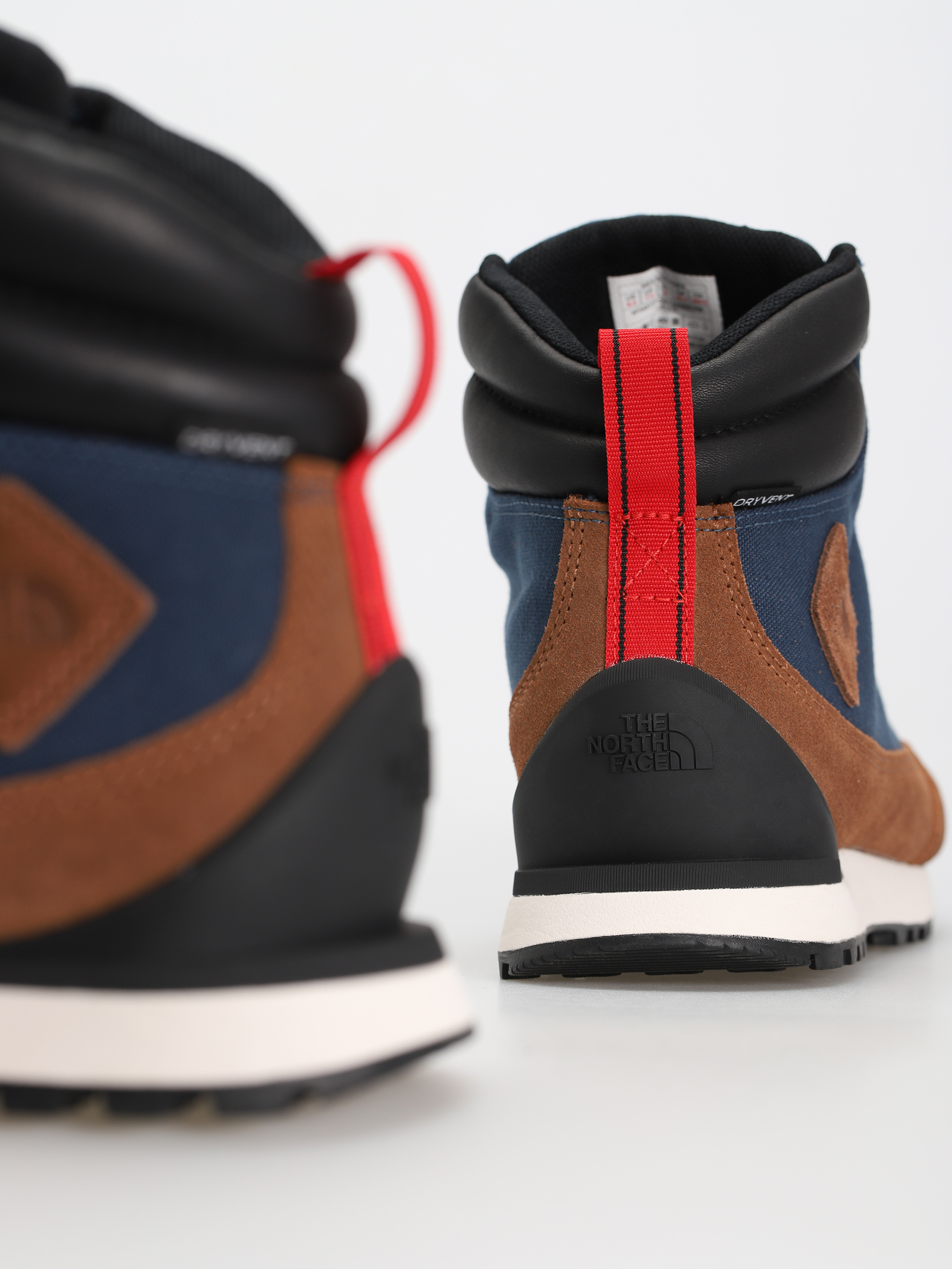 Обувки The North Face Back To Berkeley Iv Textile Wp (shady blue/monksrobebrn)