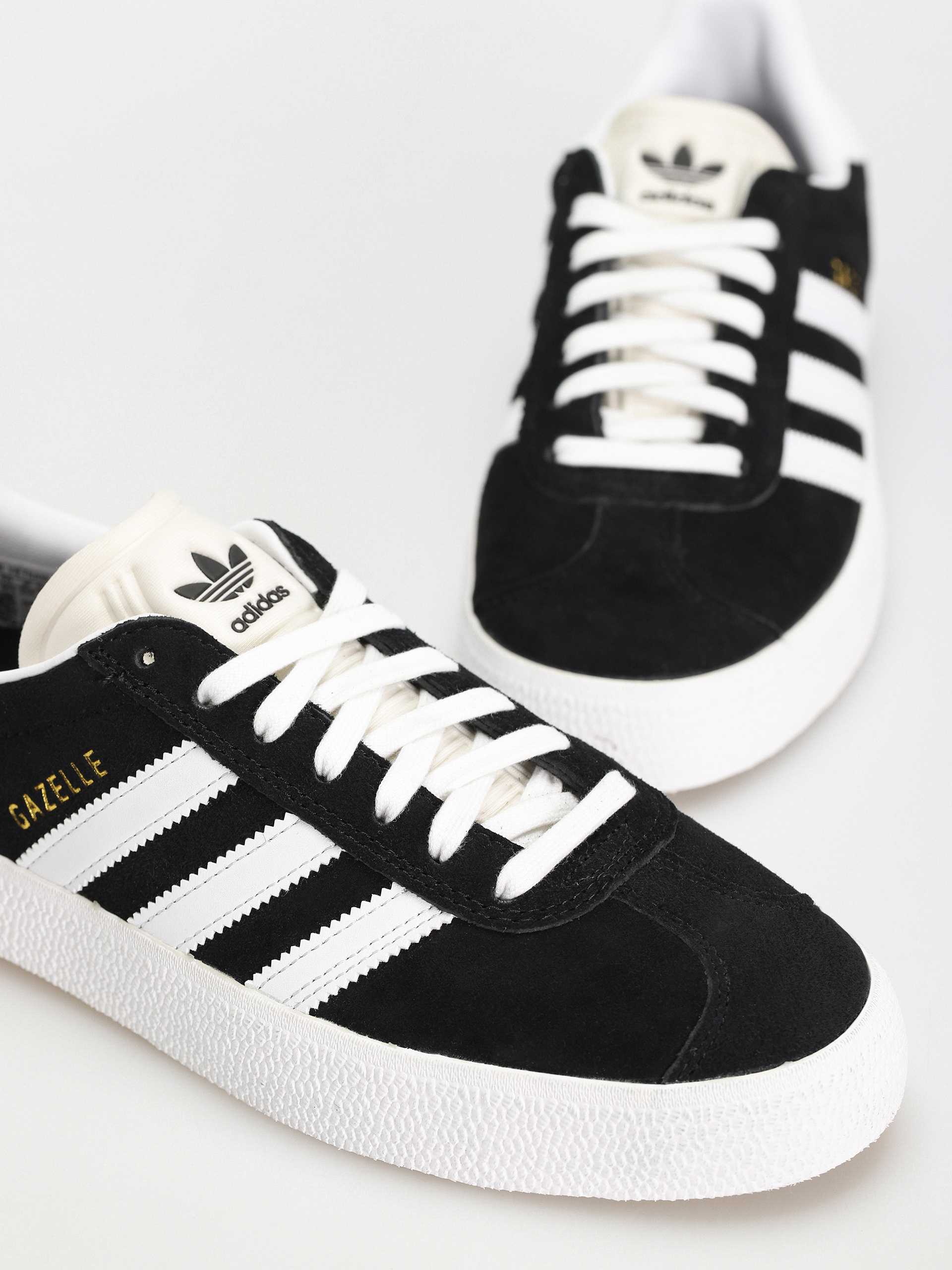 Обувки adidas Gazelle ADV (core black/cloud white/gold metallic)