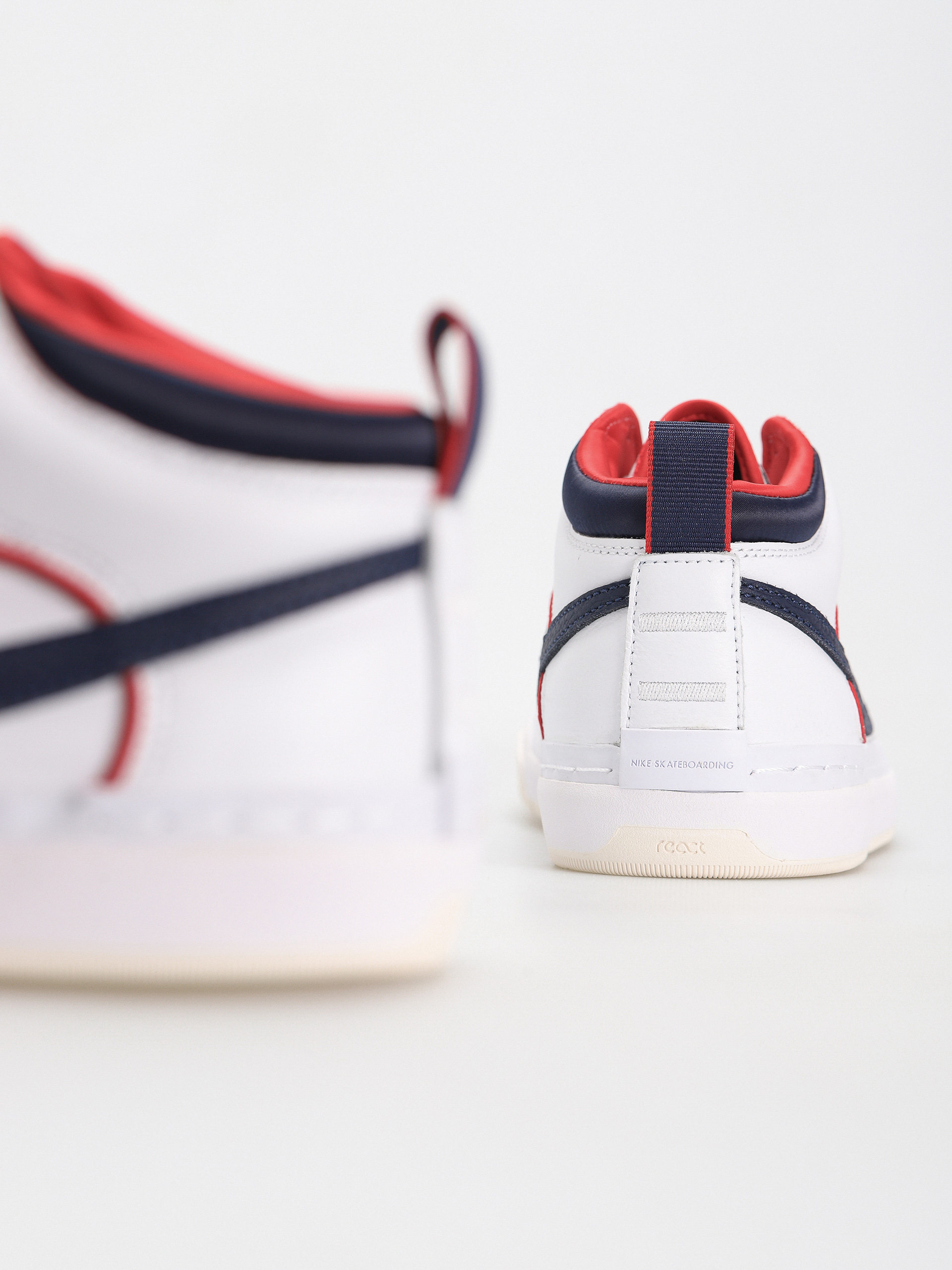 Обувки Nike SB React Leo Premium (white/midnight navy university red white)