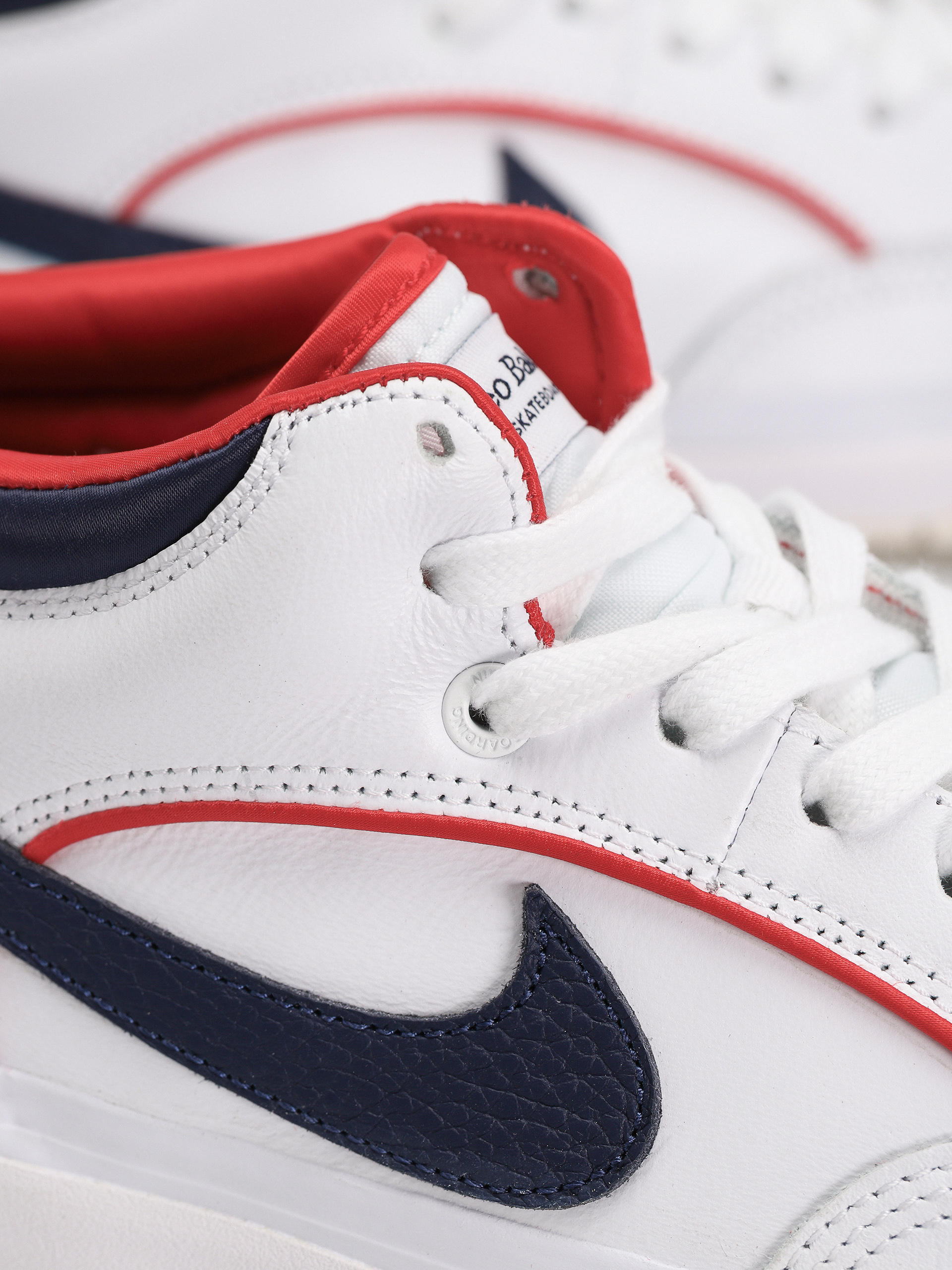 Обувки Nike SB React Leo Premium (white/midnight navy university red white)