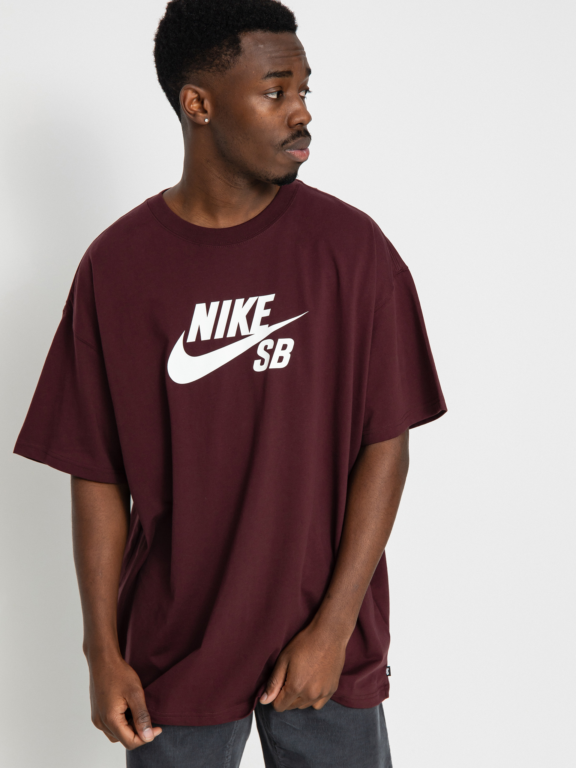 Тениска Nike SB Logo HBR (burgundy crush/white)