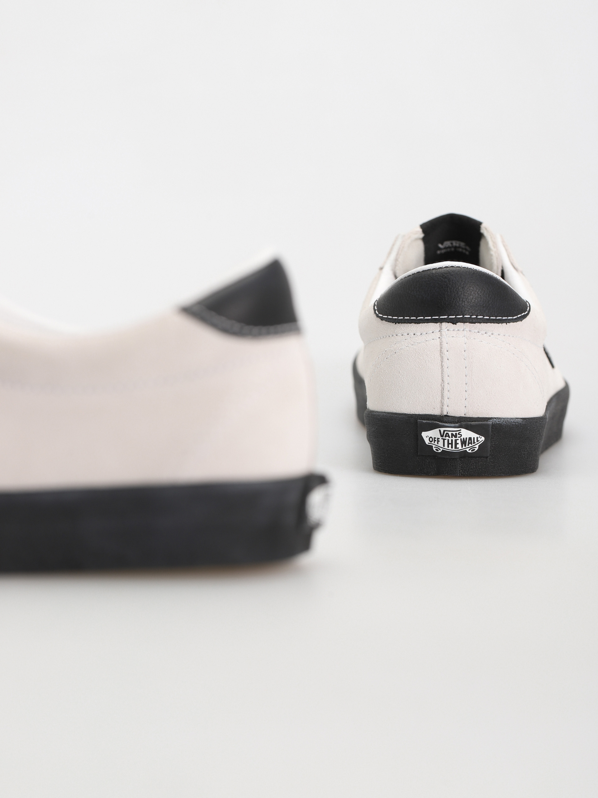 Обувки Vans Sport Low (suede white/black)