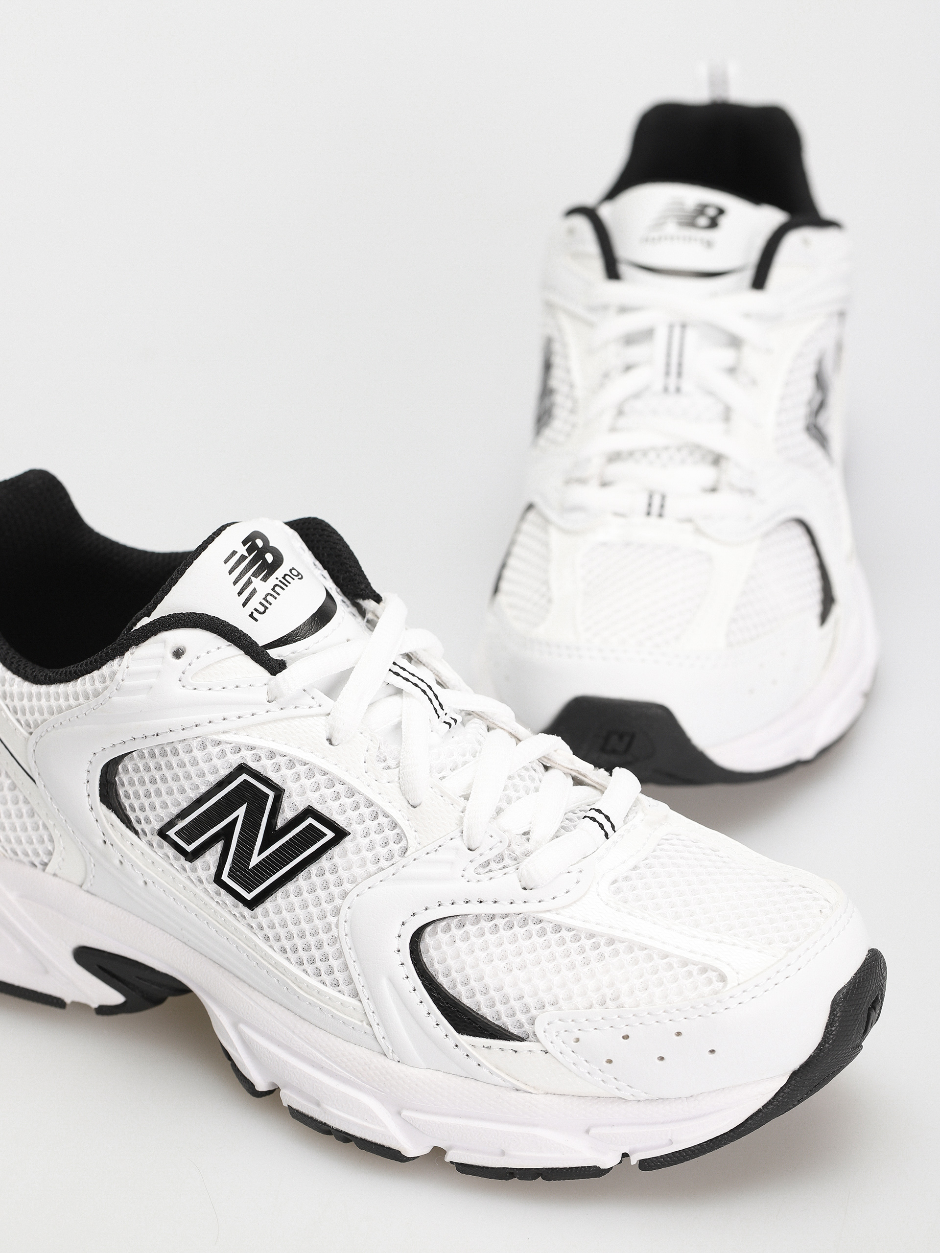 Обувки New Balance 530 (white black details)