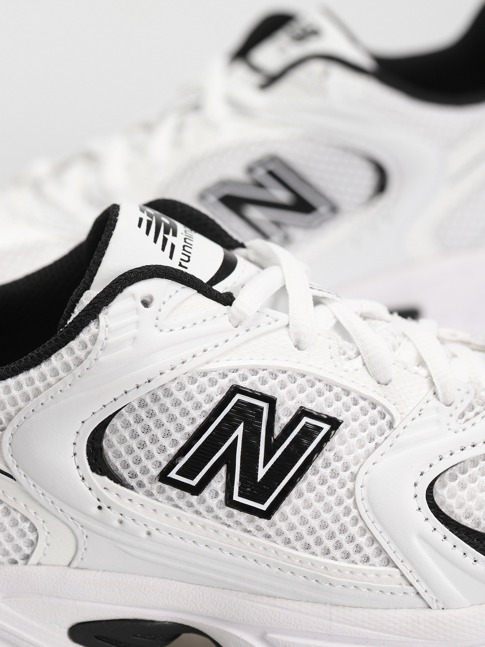 Обувки New Balance 530 (white black details)