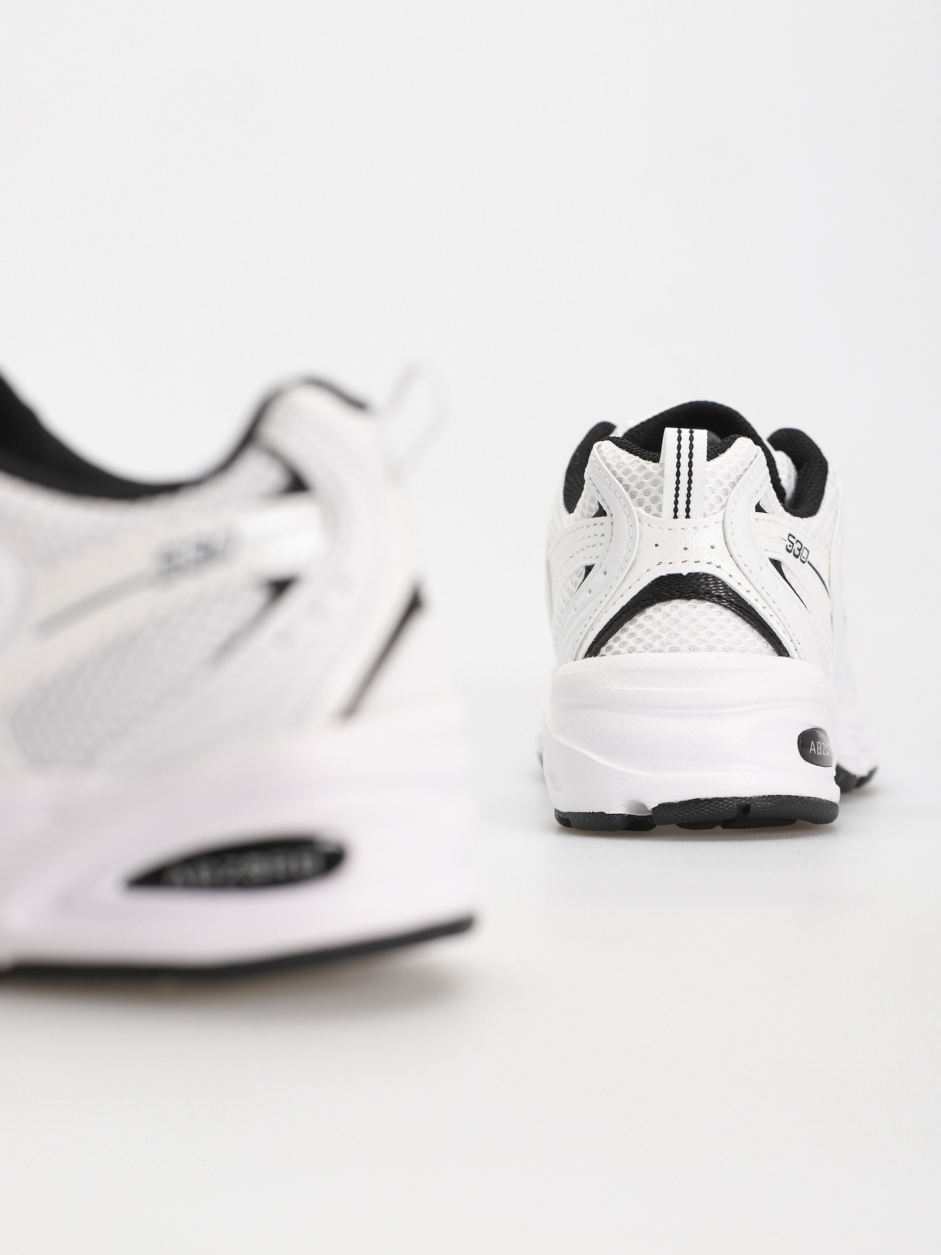 Обувки New Balance 530 (white black details)