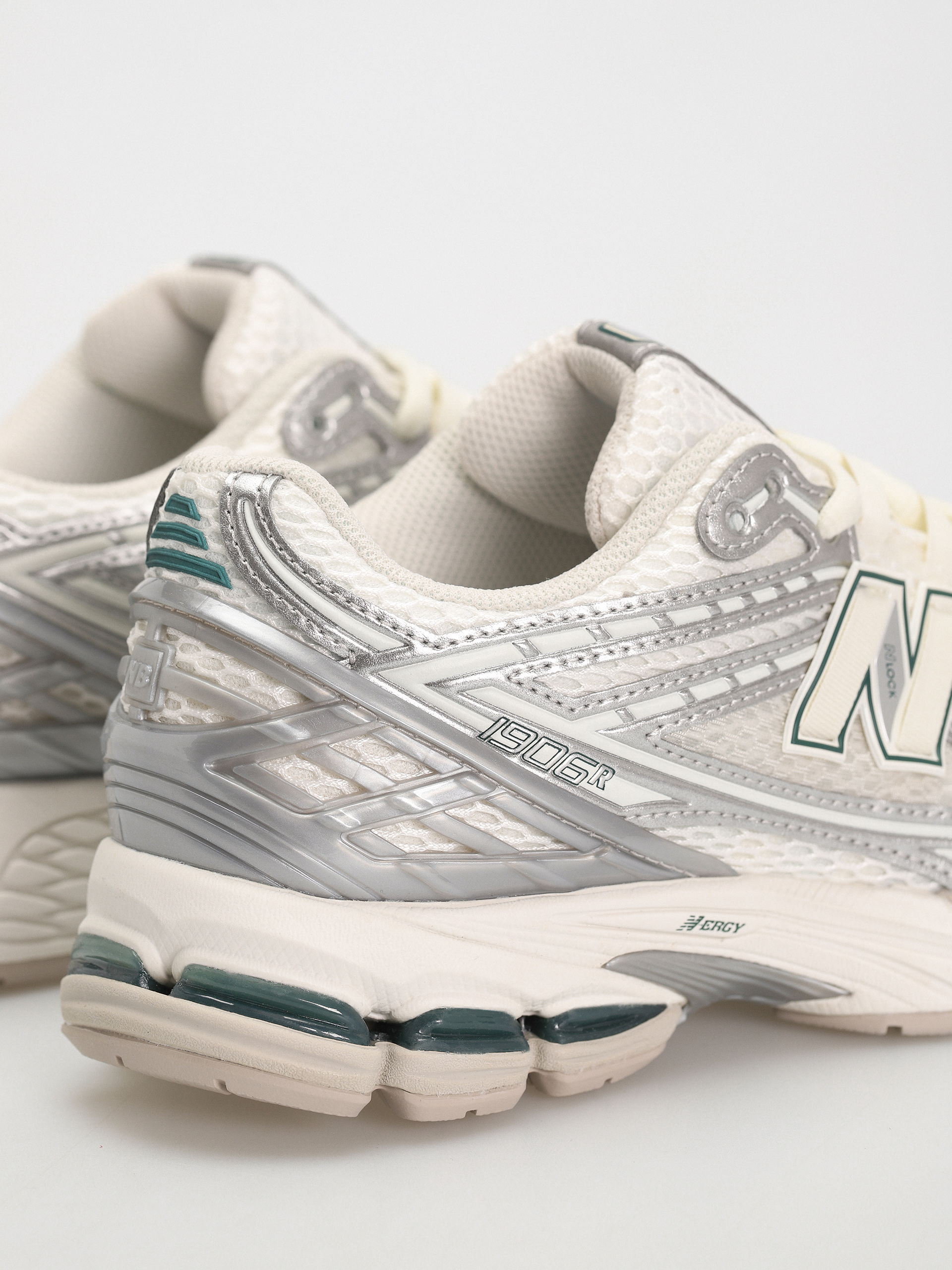 Обувки New Balance 1906 (silver metallic)