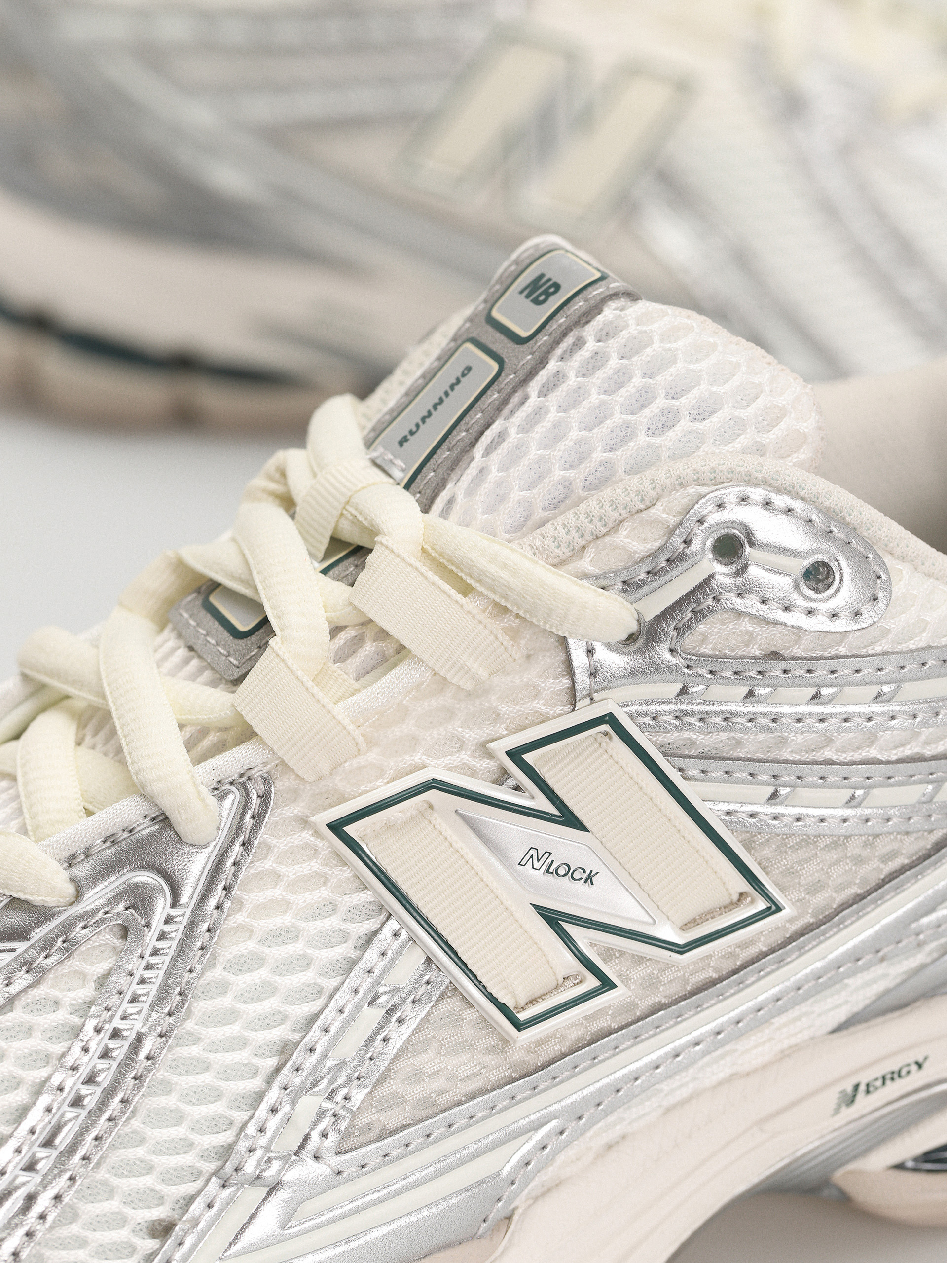 Обувки New Balance 1906 (silver metallic)