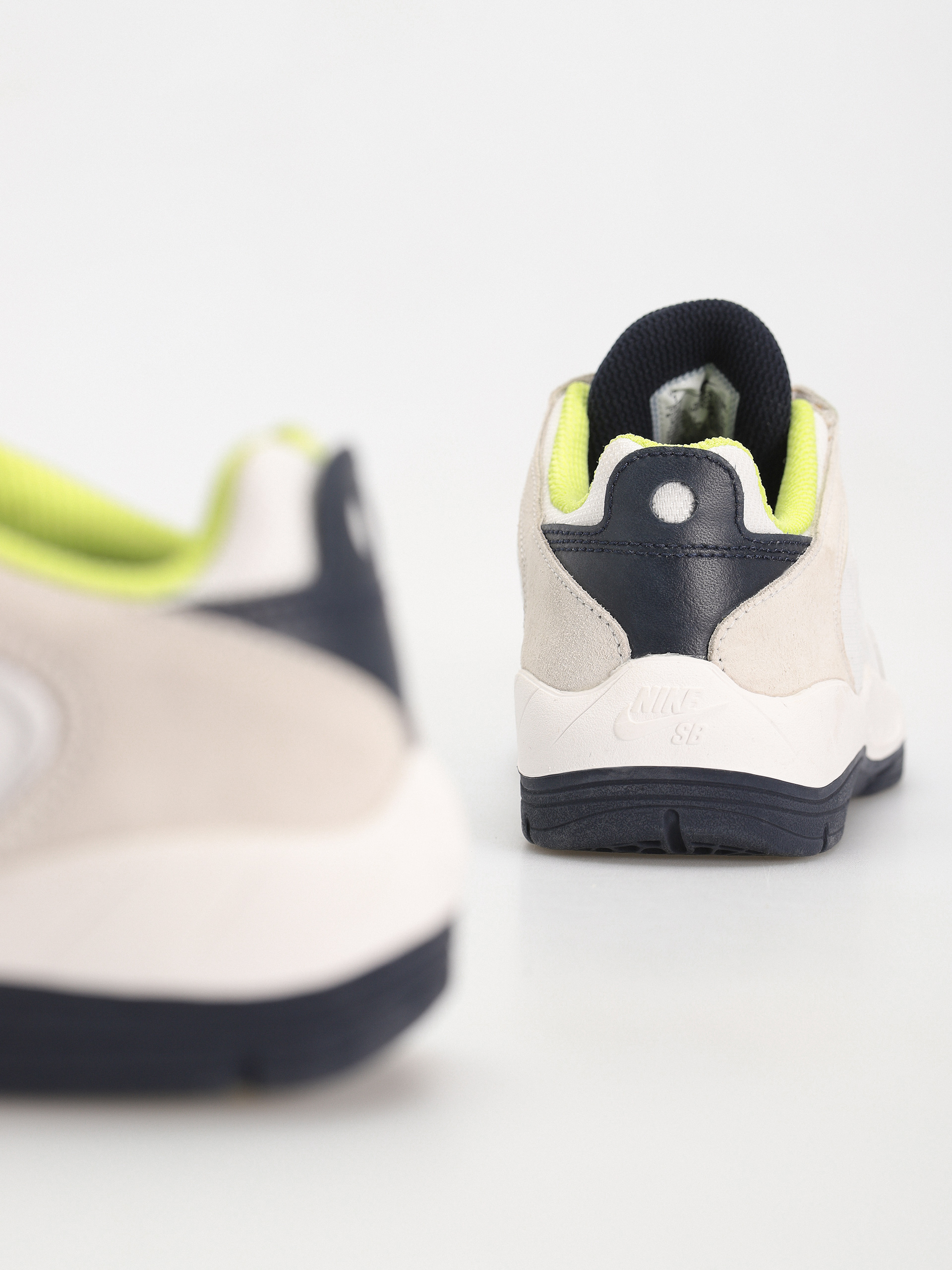 Обувки Nike SB Vertebrae (summit white/persian violet)