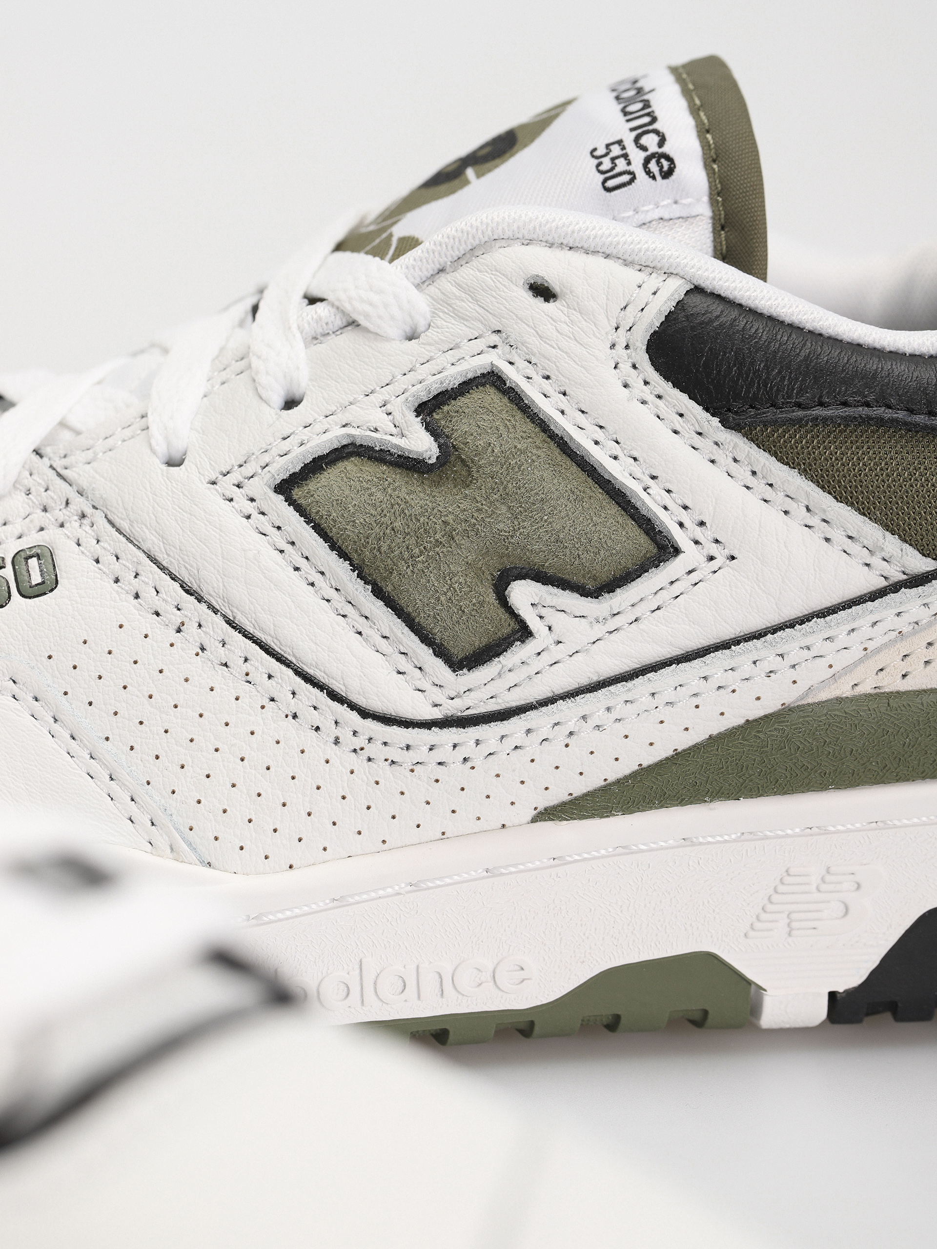 Обувки New Balance 550 (white dark olivine)
